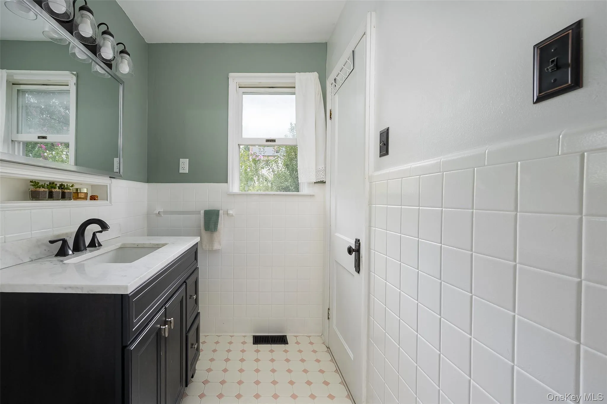1 Elmwood Avenue, Poughkeepsie, NY, 3 Bedrooms Bedrooms, 9 Rooms Rooms,2 BathroomsBathrooms,Residential,For Rent,Elmwood,0,1039437 1 Elmwood Avenue, Poughkeepsie, NY, 3 Bedrooms Bedrooms, 9 Rooms Rooms,2 BathroomsBathrooms,Residential,For Rent,Elmwood,0,1039437