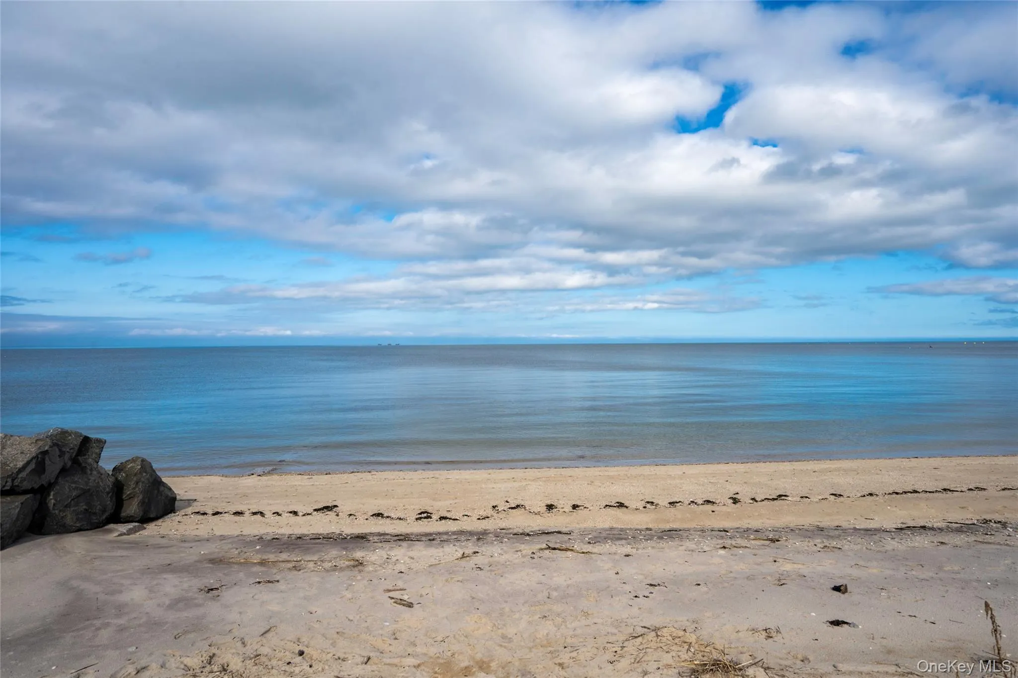 Direct beach access to your private beach with panoramic waterviews of the LI Sound. Direct beach access to your private beach with panoramic waterviews of the LI Sound.