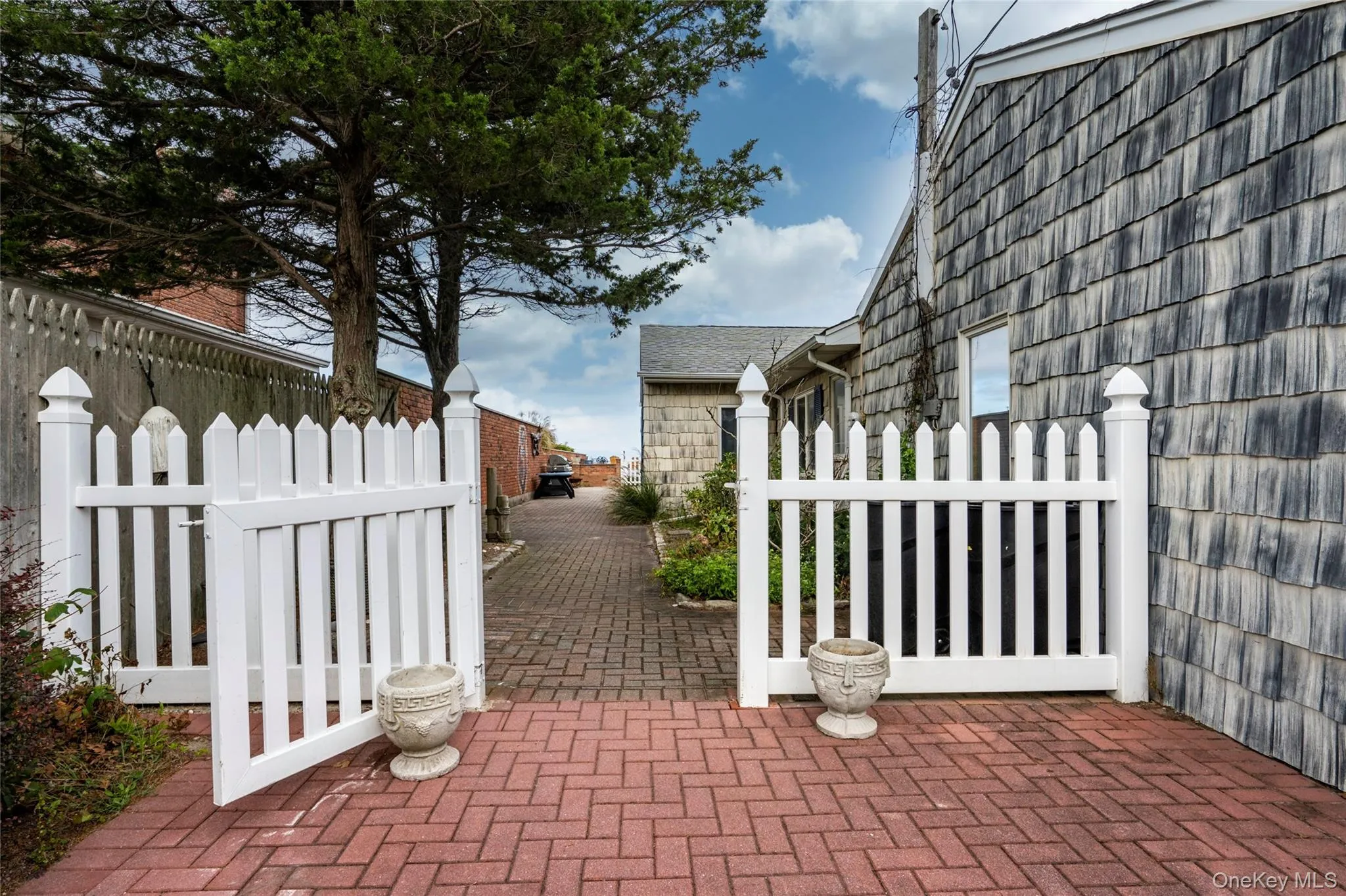 The entrance to the house from the driveway is fenced. The entrance to the house from the driveway is fenced.