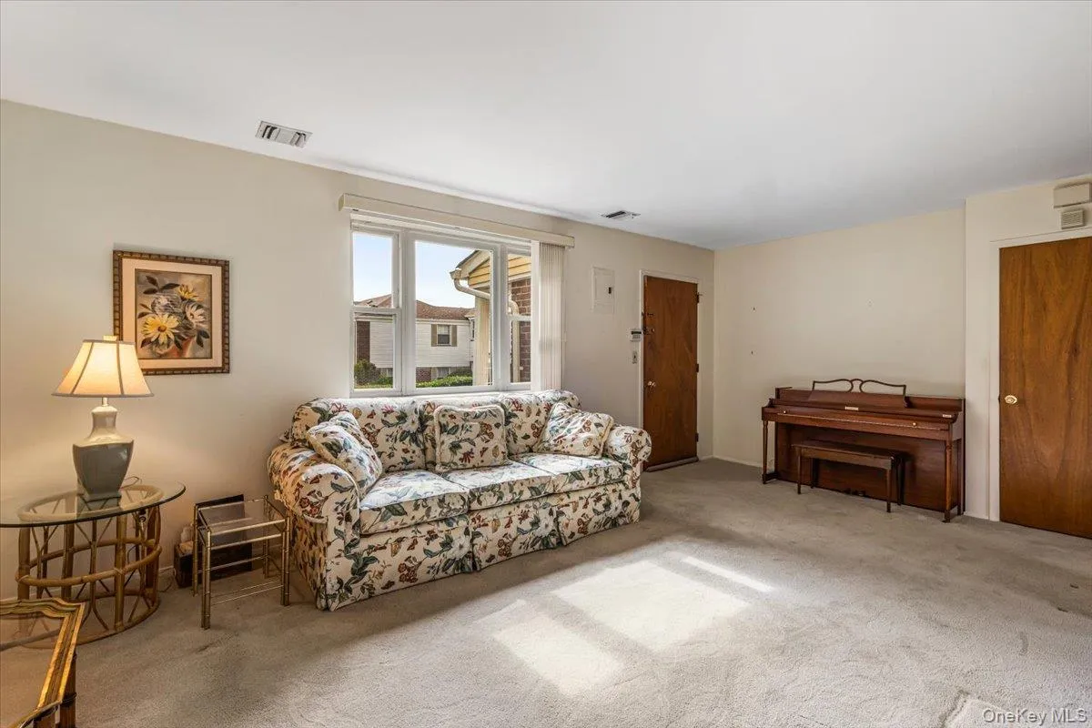 67-71 Cloverdale Lane, New York, NY, 1 Bedroom Bedrooms, 4 Rooms Rooms,1 BathroomBathrooms,Residential,For Rent,Cloverdale,0,1039533 67-71 Cloverdale Lane, New York, NY, 1 Bedroom Bedrooms, 4 Rooms Rooms,1 BathroomBathrooms,Residential,For Rent,Cloverdale,0,1039533