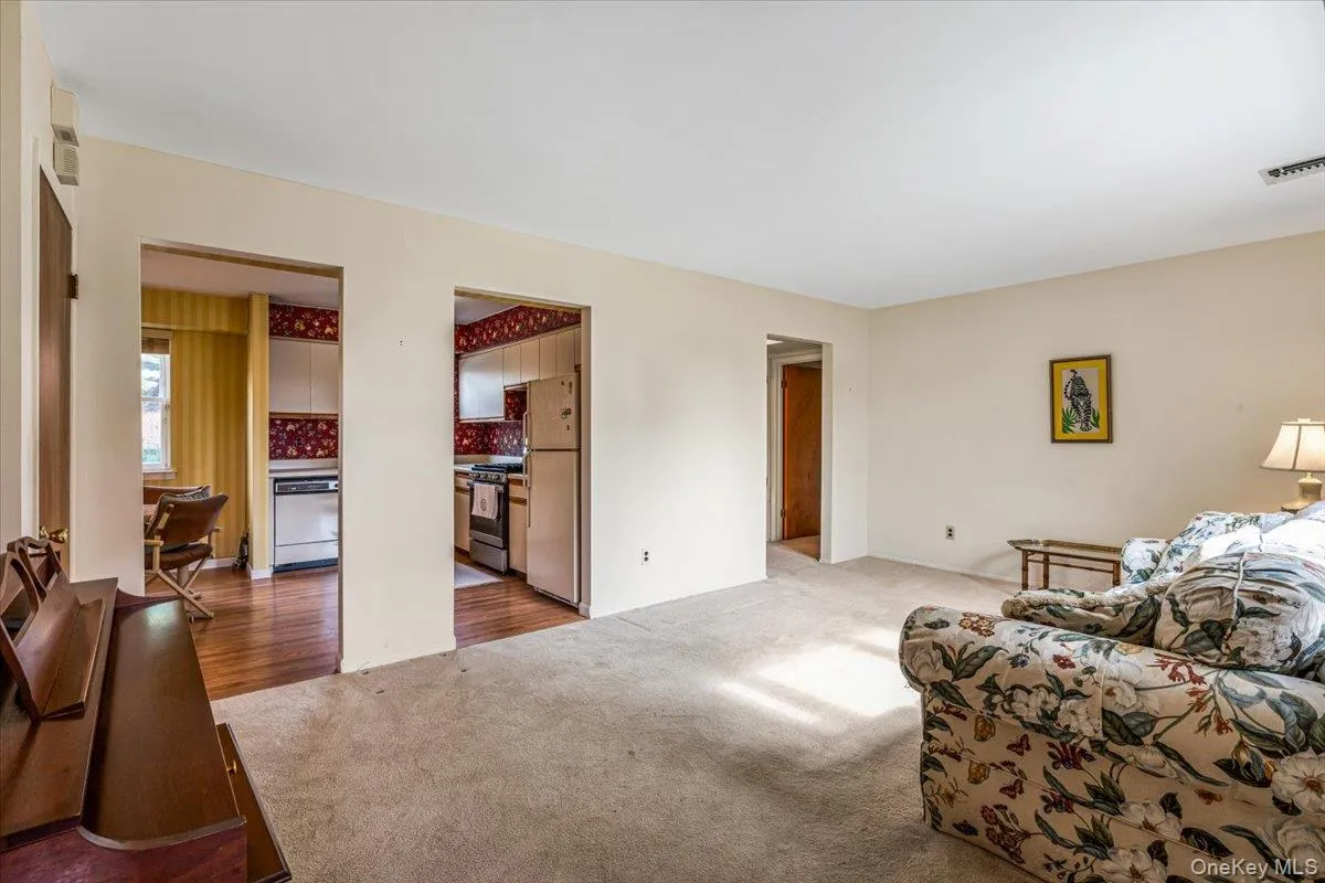 67-71 Cloverdale Lane, New York, NY, 1 Bedroom Bedrooms, 4 Rooms Rooms,1 BathroomBathrooms,Residential,For Rent,Cloverdale,0,1039533 67-71 Cloverdale Lane, New York, NY, 1 Bedroom Bedrooms, 4 Rooms Rooms,1 BathroomBathrooms,Residential,For Rent,Cloverdale,0,1039533