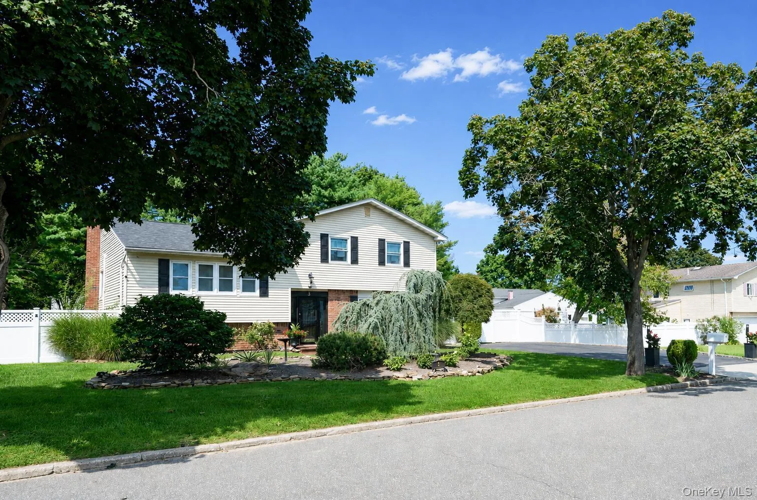 3 Humming Lane, Brookhaven, NY, 4 Bedrooms Bedrooms, 8 Rooms Rooms,3 BathroomsBathrooms,Residential,For Rent,Humming,0,1039557 3 Humming Lane, Brookhaven, NY, 4 Bedrooms Bedrooms, 8 Rooms Rooms,3 BathroomsBathrooms,Residential,For Rent,Humming,0,1039557