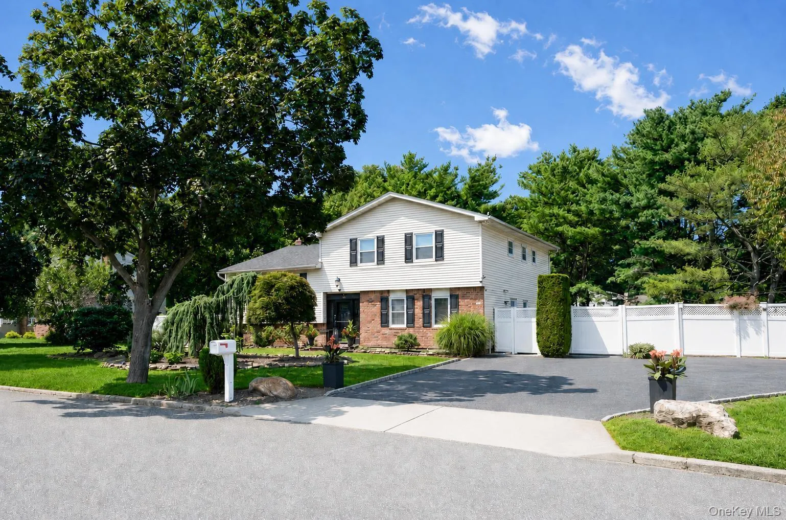 3 Humming Lane, Brookhaven, NY, 4 Bedrooms Bedrooms, 8 Rooms Rooms,3 BathroomsBathrooms,Residential,For Rent,Humming,0,1039557 3 Humming Lane, Brookhaven, NY, 4 Bedrooms Bedrooms, 8 Rooms Rooms,3 BathroomsBathrooms,Residential,For Rent,Humming,0,1039557