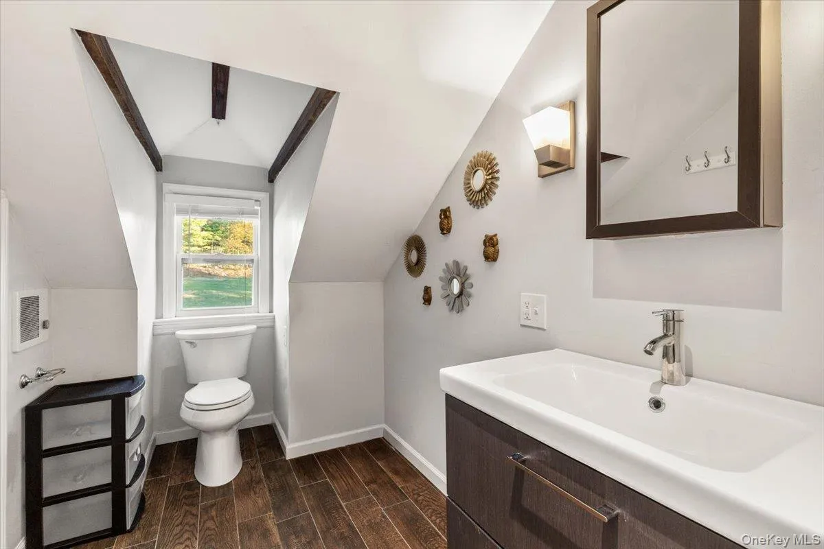 APARTMENT BATHUpdated bath serving the private apartment above the stable and garage complex. APARTMENT BATHUpdated bath serving the private apartment above the stable and garage complex.