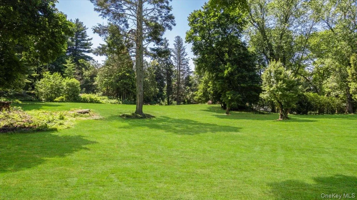 EXPANSIVE LAWNSSweeping level lawns and mature specimen trees create a park-like setting for recreation, entertaining and everyday enjoyment. EXPANSIVE LAWNSSweeping level lawns and mature specimen trees create a park-like setting for recreation, entertaining and everyday enjoyment.