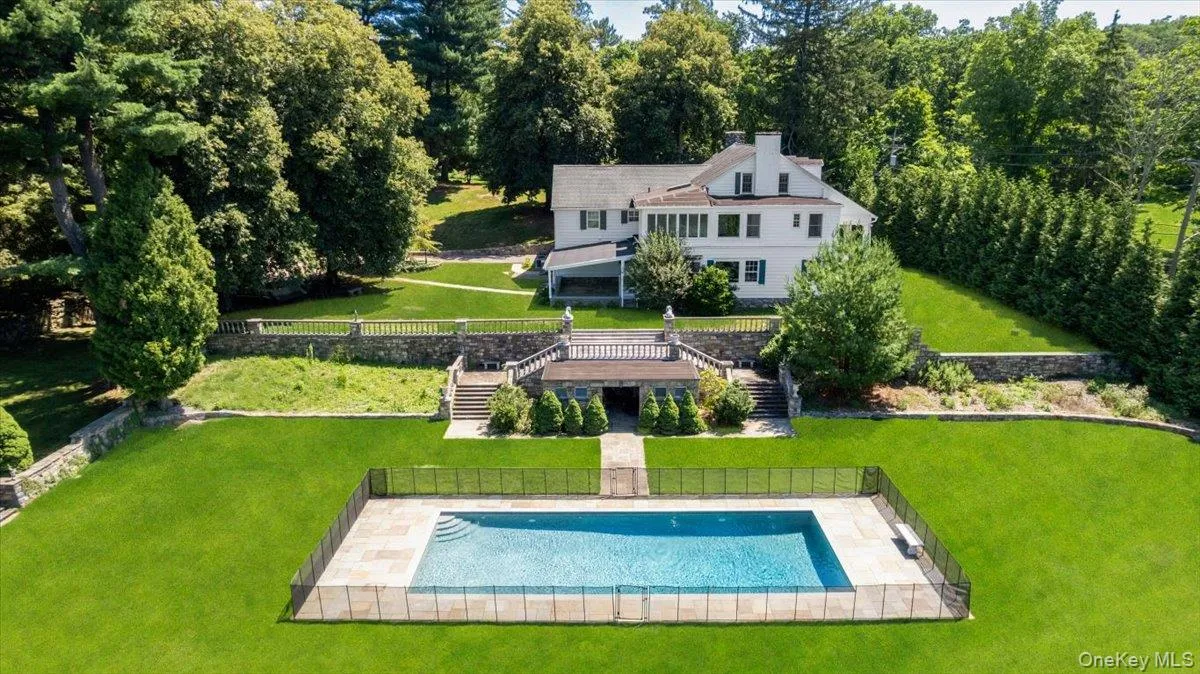 SIGNATURE POOL VIEWThe main residence overlooks a beautifully sited pool, terraced gardens and expansive lawn—an exceptional setting for country living. SIGNATURE POOL VIEWThe main residence overlooks a beautifully sited pool, terraced gardens and expansive lawn—an exceptional setting for country living.