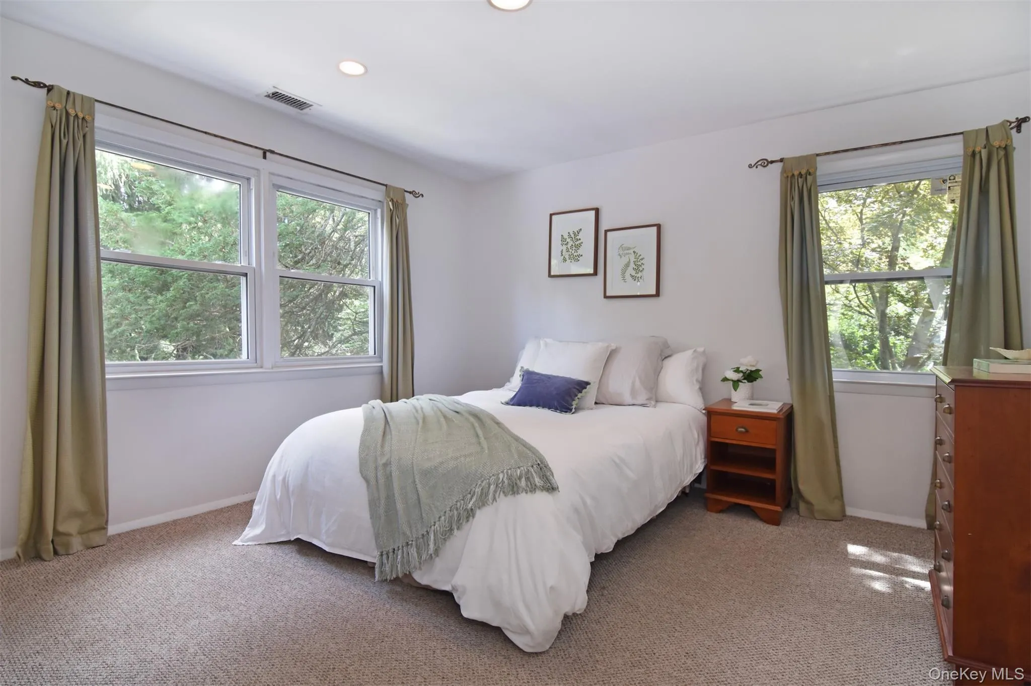 Guest bedroom (fourth bedroom) with ensuite bath Guest bedroom (fourth bedroom) with ensuite bath