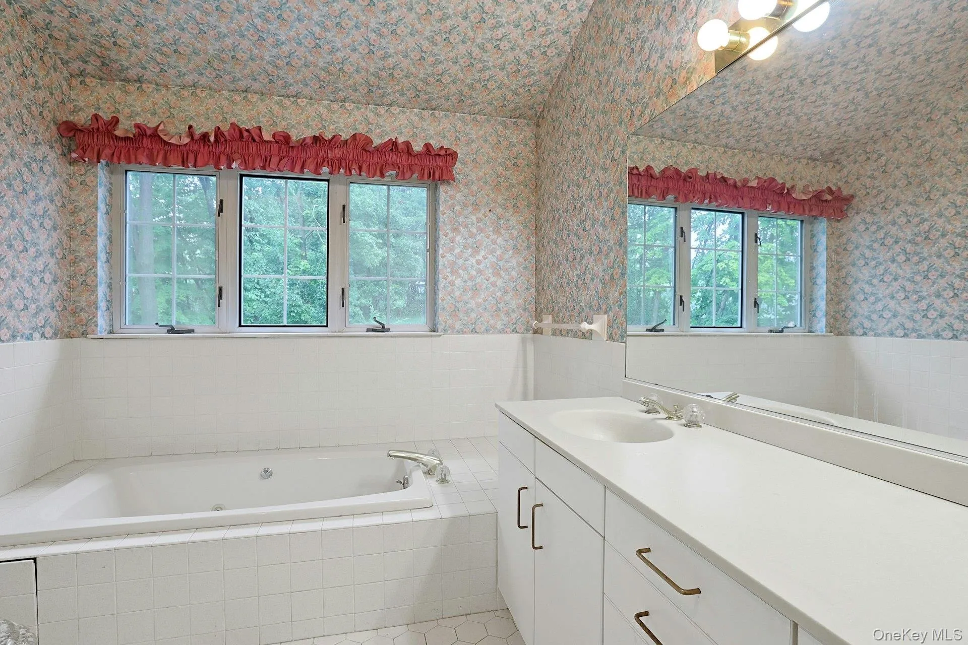 Spacious, jacuzzi tub Spacious, jacuzzi tub