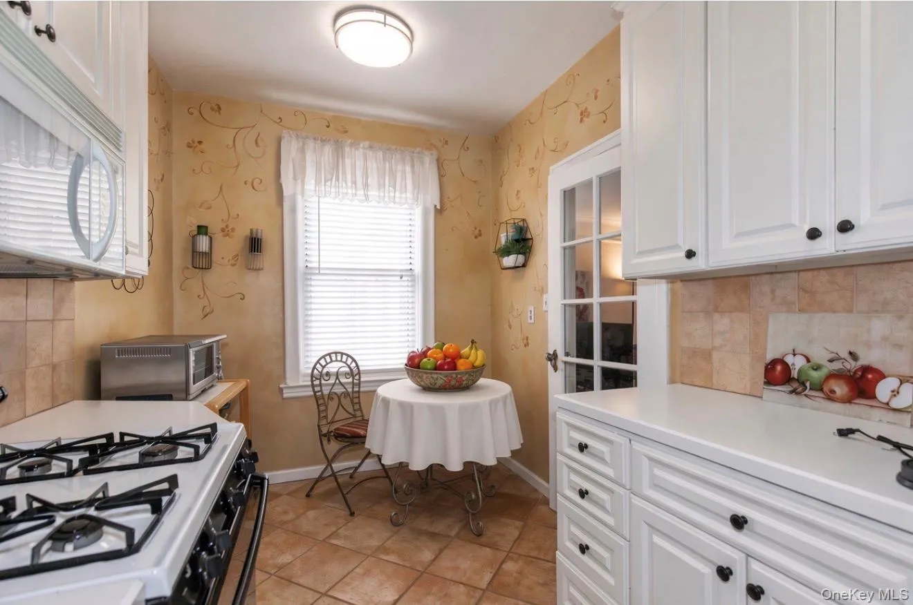 4 Maple Drive, North Hempstead, NY, 2 Bedrooms Bedrooms, 4 Rooms Rooms,1 BathroomBathrooms,Residential,For Rent,Maple,0,1039649 4 Maple Drive, North Hempstead, NY, 2 Bedrooms Bedrooms, 4 Rooms Rooms,1 BathroomBathrooms,Residential,For Rent,Maple,0,1039649
