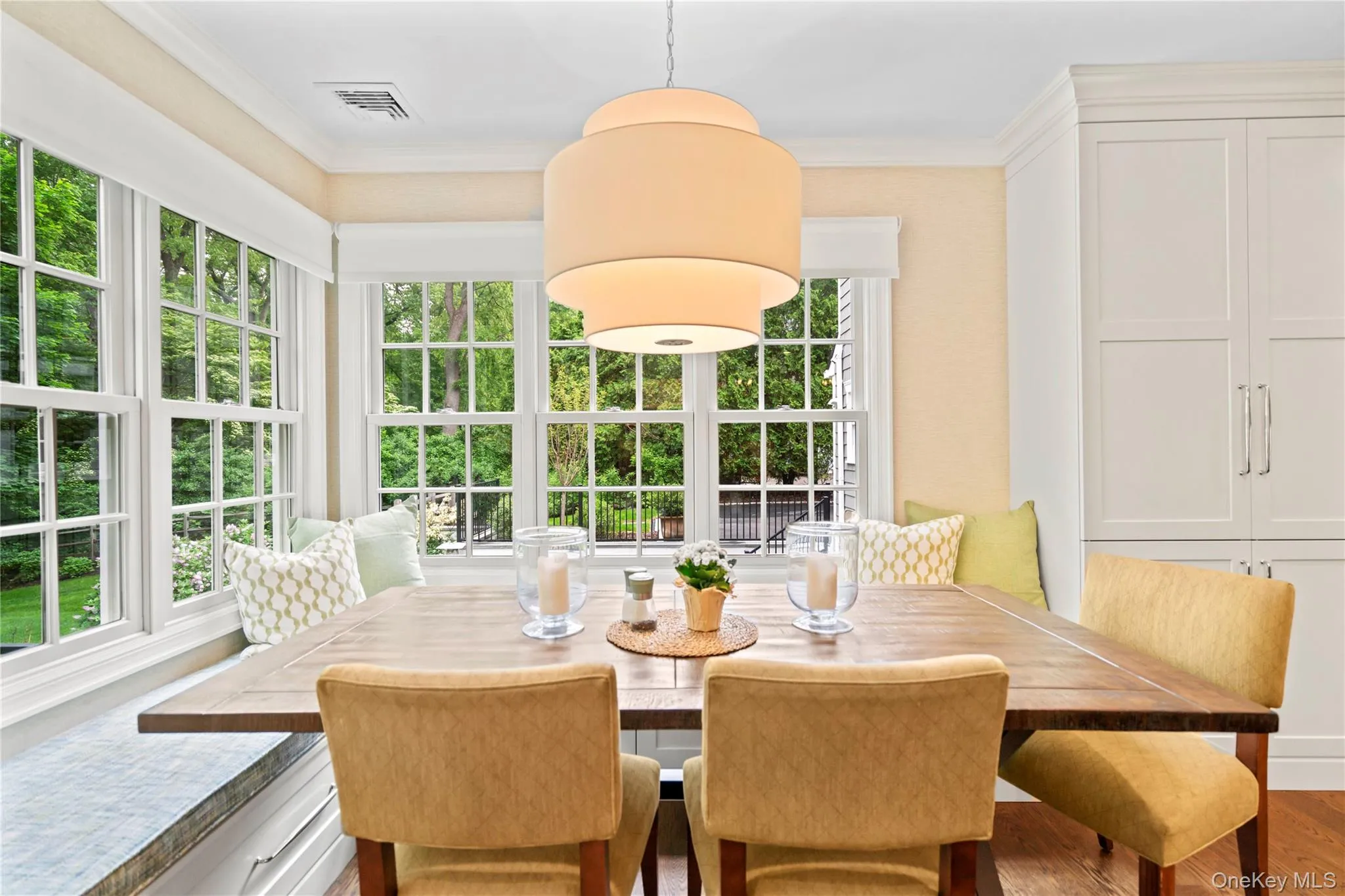 Informal Dining area overlooking the yard. Informal Dining area overlooking the yard.
