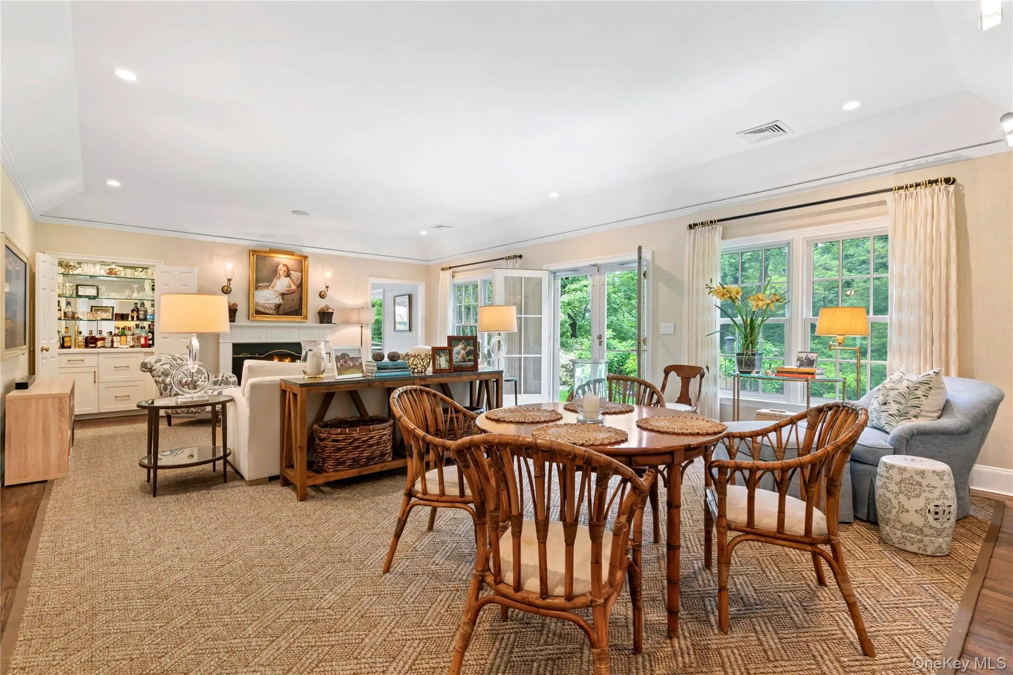 Additional informal Dining area in Living room with doors leading outside. Additional informal Dining area in Living room with doors leading outside.