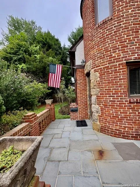 Slate entry front entry.3/4 generous size bedrooms. 2.5 Full baths Slate entry front entry.3/4 generous size bedrooms. 2.5 Full baths