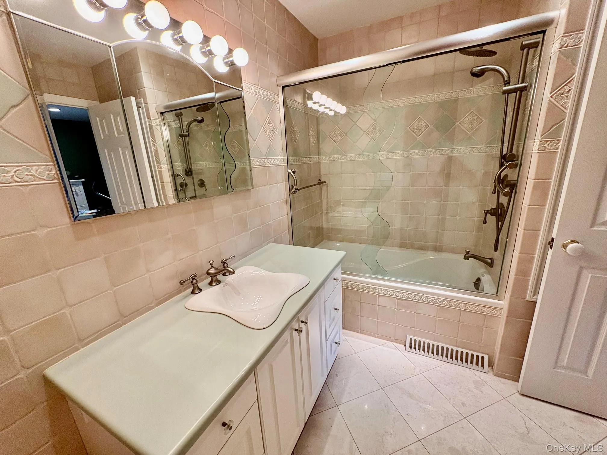 2nd floor spa bathroom with two entrances 2nd floor spa bathroom with two entrances