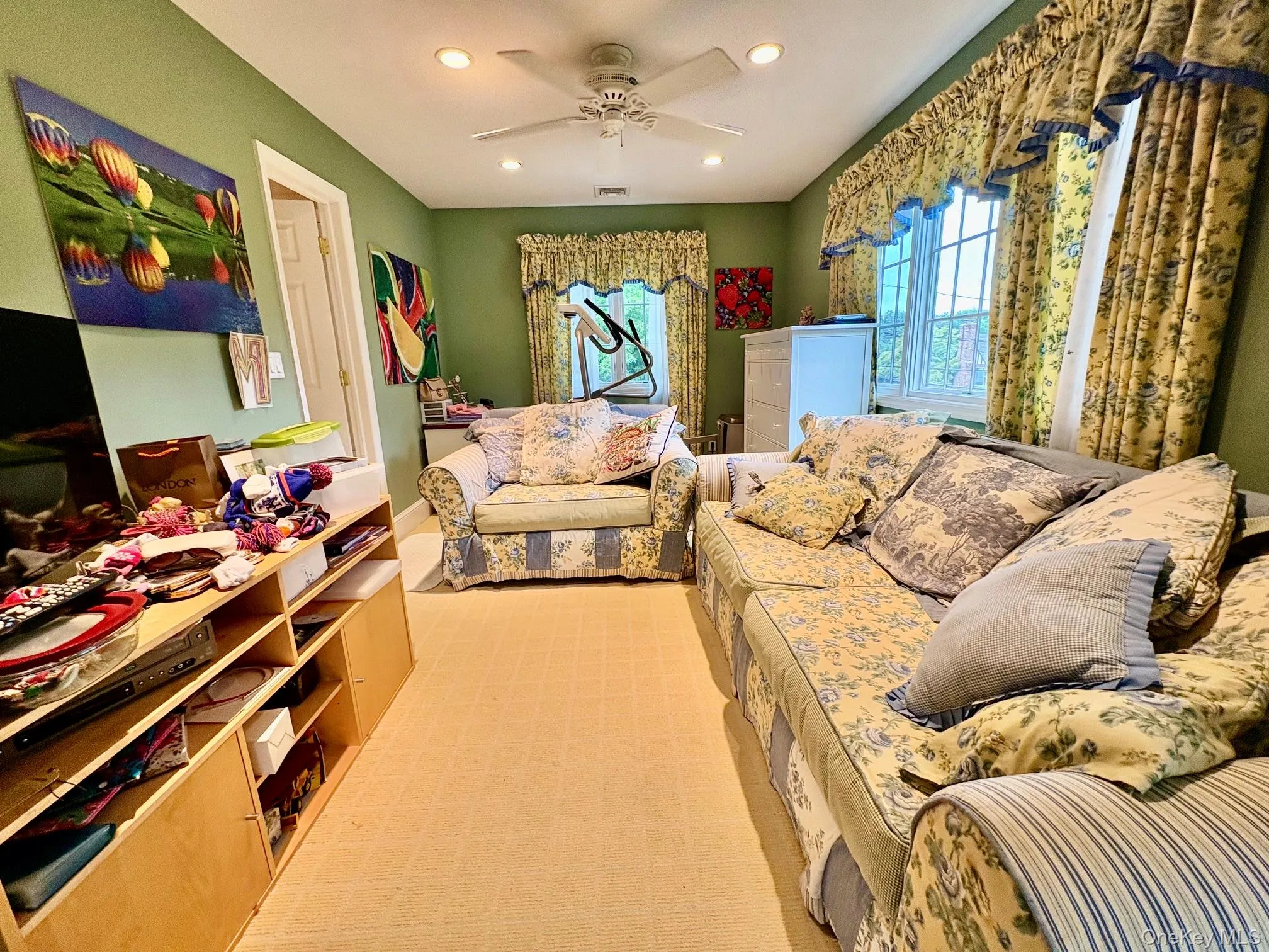 Adjoining office/bedroom with entry to full bathroom Adjoining office/bedroom with entry to full bathroom