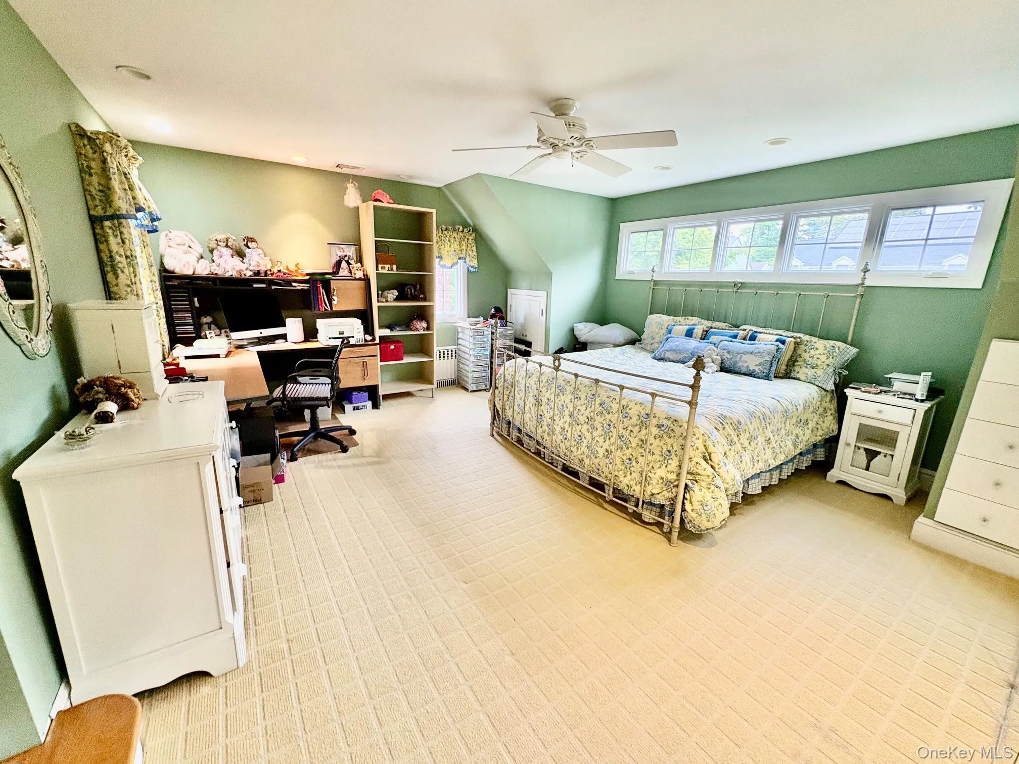 Spacious 2nd bedroom with adjoining office/bedroom. Spacious 2nd bedroom with adjoining office/bedroom.