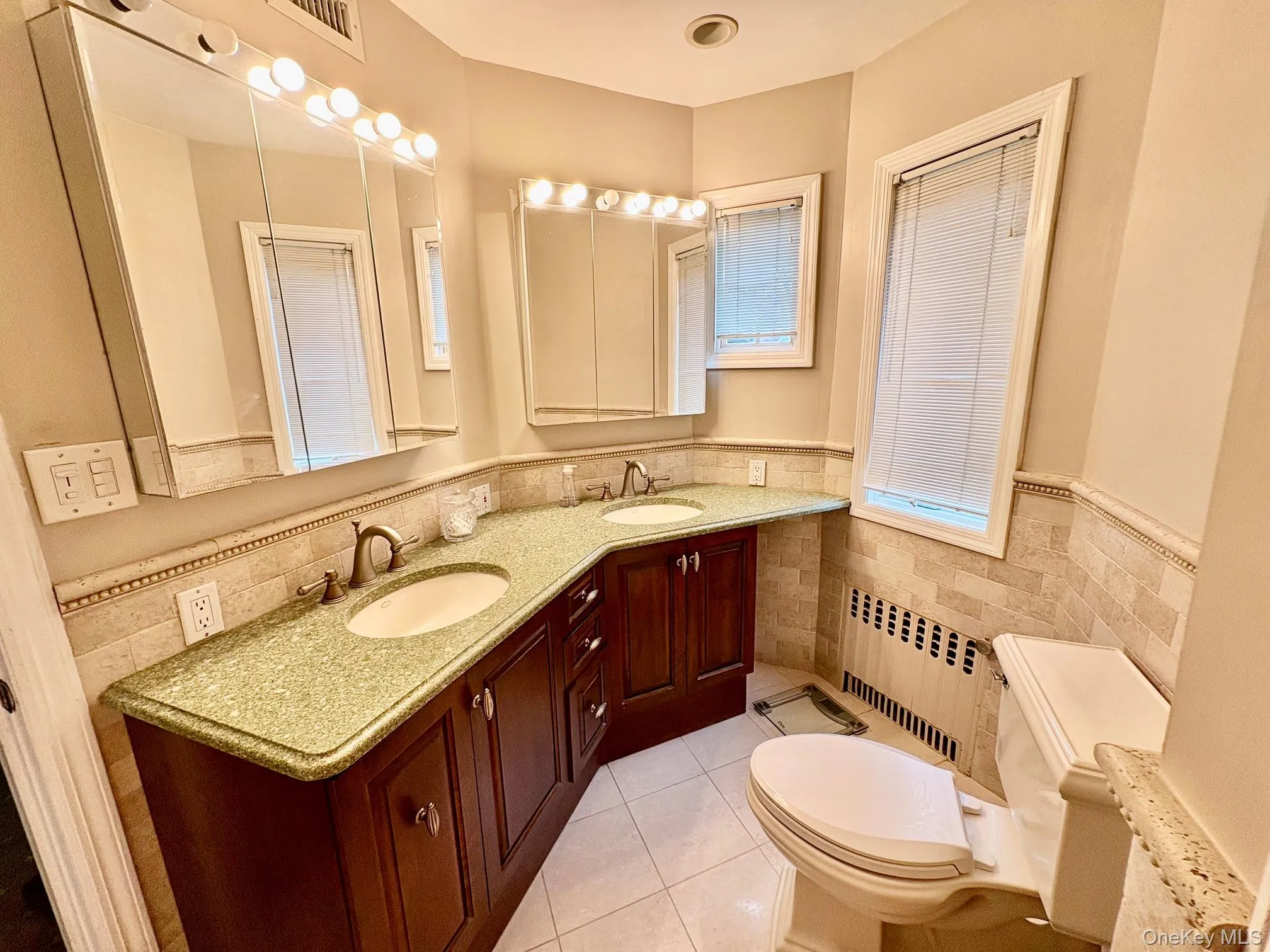 Double sink primary bath w. oversized walk-in shower Double sink primary bath w. oversized walk-in shower