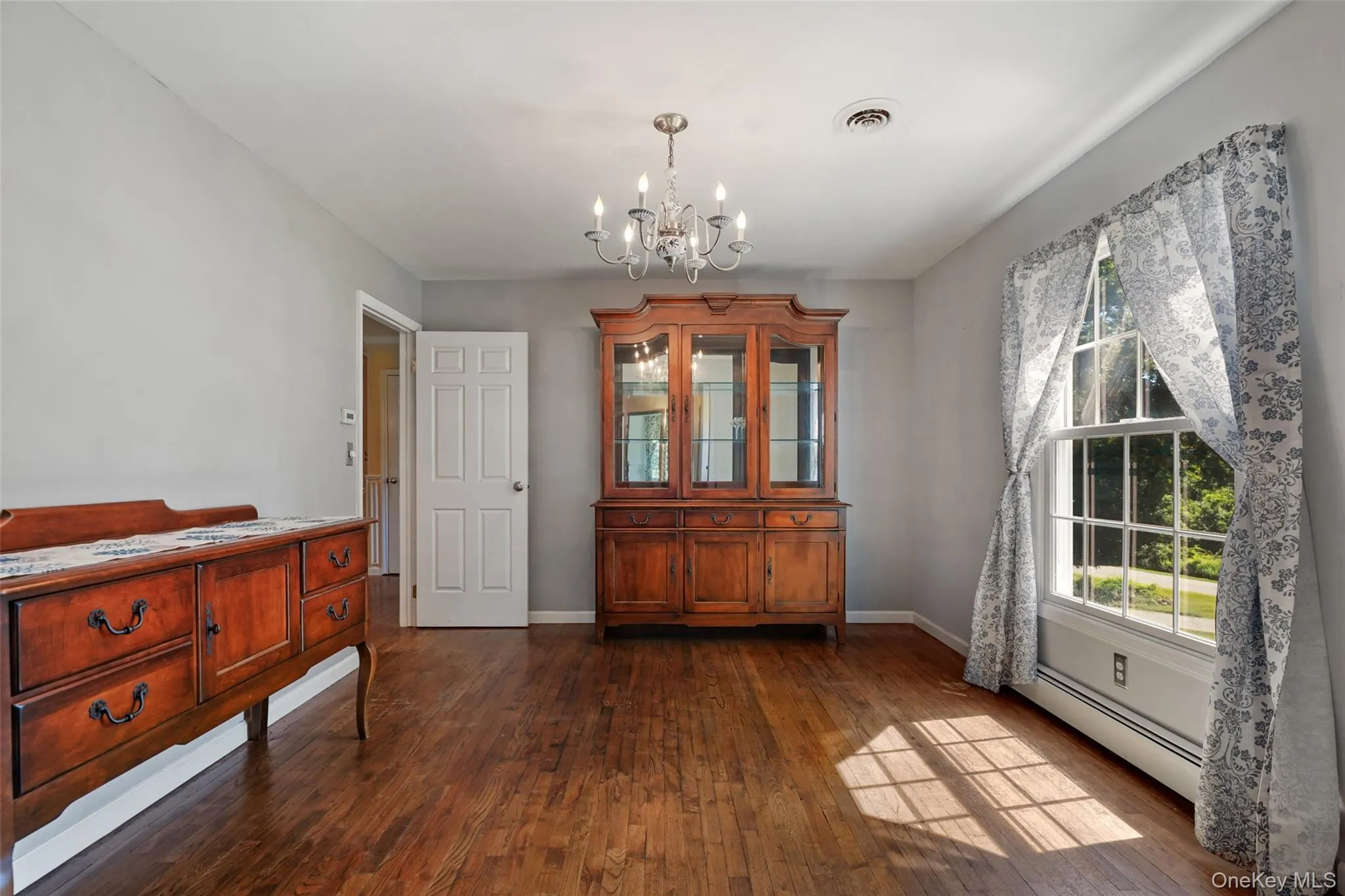 Door on left to Kitchen. Door on left to Kitchen.