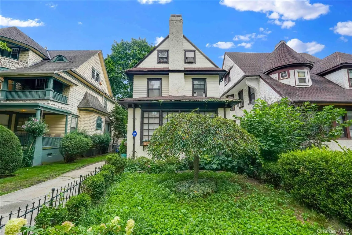 84-44 118th Street, New York, NY, 4 Bedrooms Bedrooms, 9 Rooms Rooms,3 BathroomsBathrooms,Residential,For Rent,118th,0,1039670 84-44 118th Street, New York, NY, 4 Bedrooms Bedrooms, 9 Rooms Rooms,3 BathroomsBathrooms,Residential,For Rent,118th,0,1039670