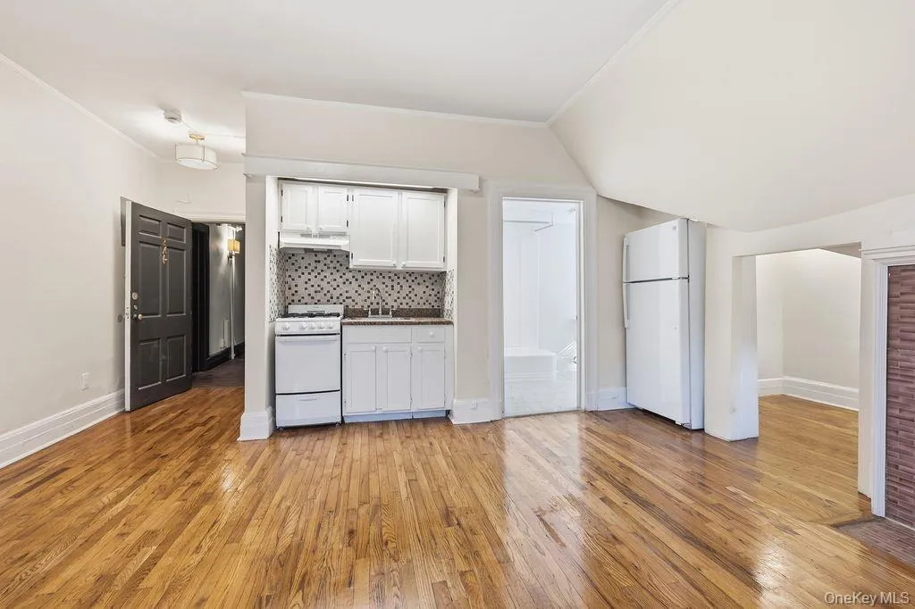 111 Broadway, Greenburgh, NY, 1 Room Rooms,1 BathroomBathrooms,Residential Lease,For Rent,Broadway,0,1039674 111 Broadway, Greenburgh, NY, 1 Room Rooms,1 BathroomBathrooms,Residential Lease,For Rent,Broadway,0,1039674