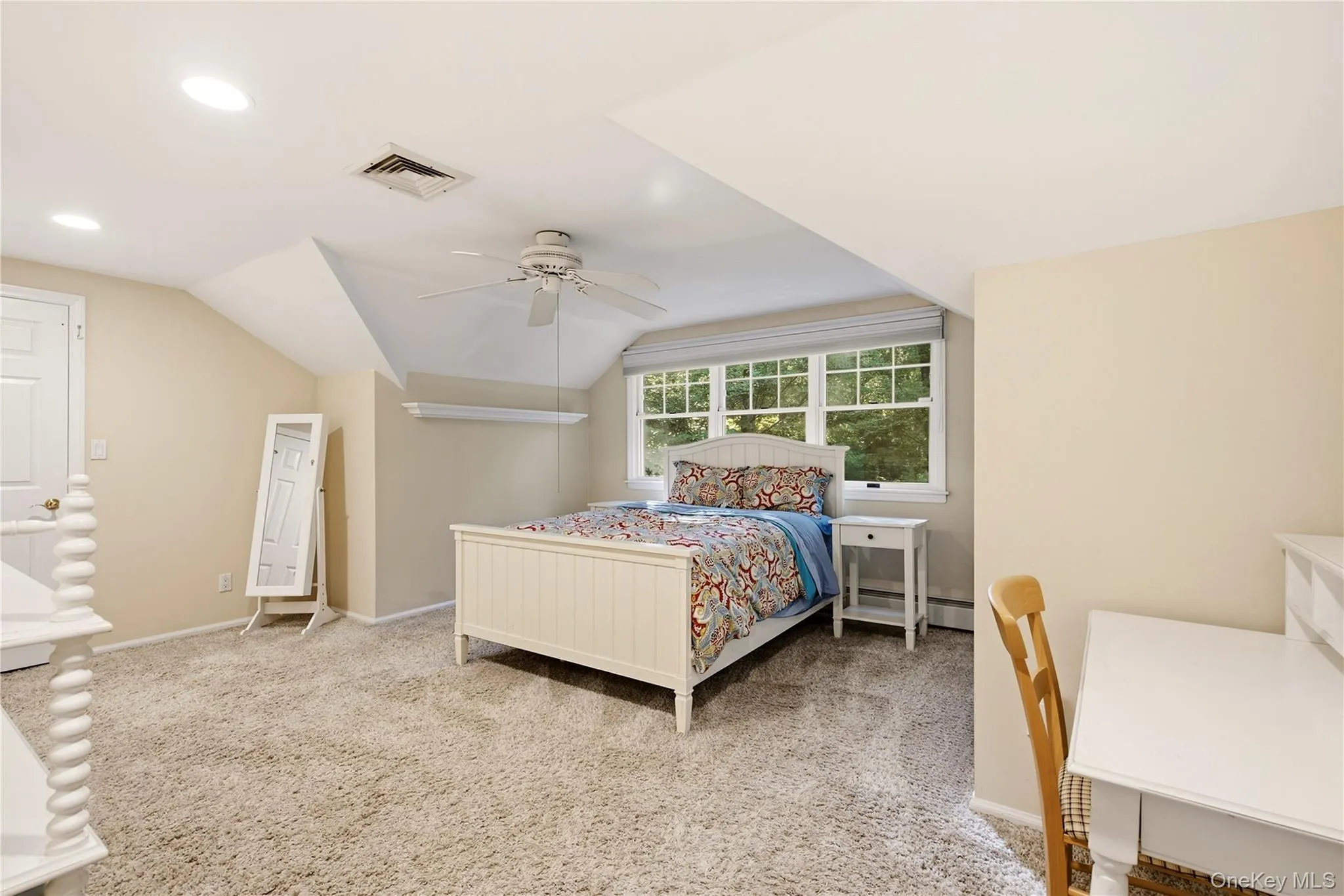 2nd floor Oversized Bedroom 2nd floor Oversized Bedroom
