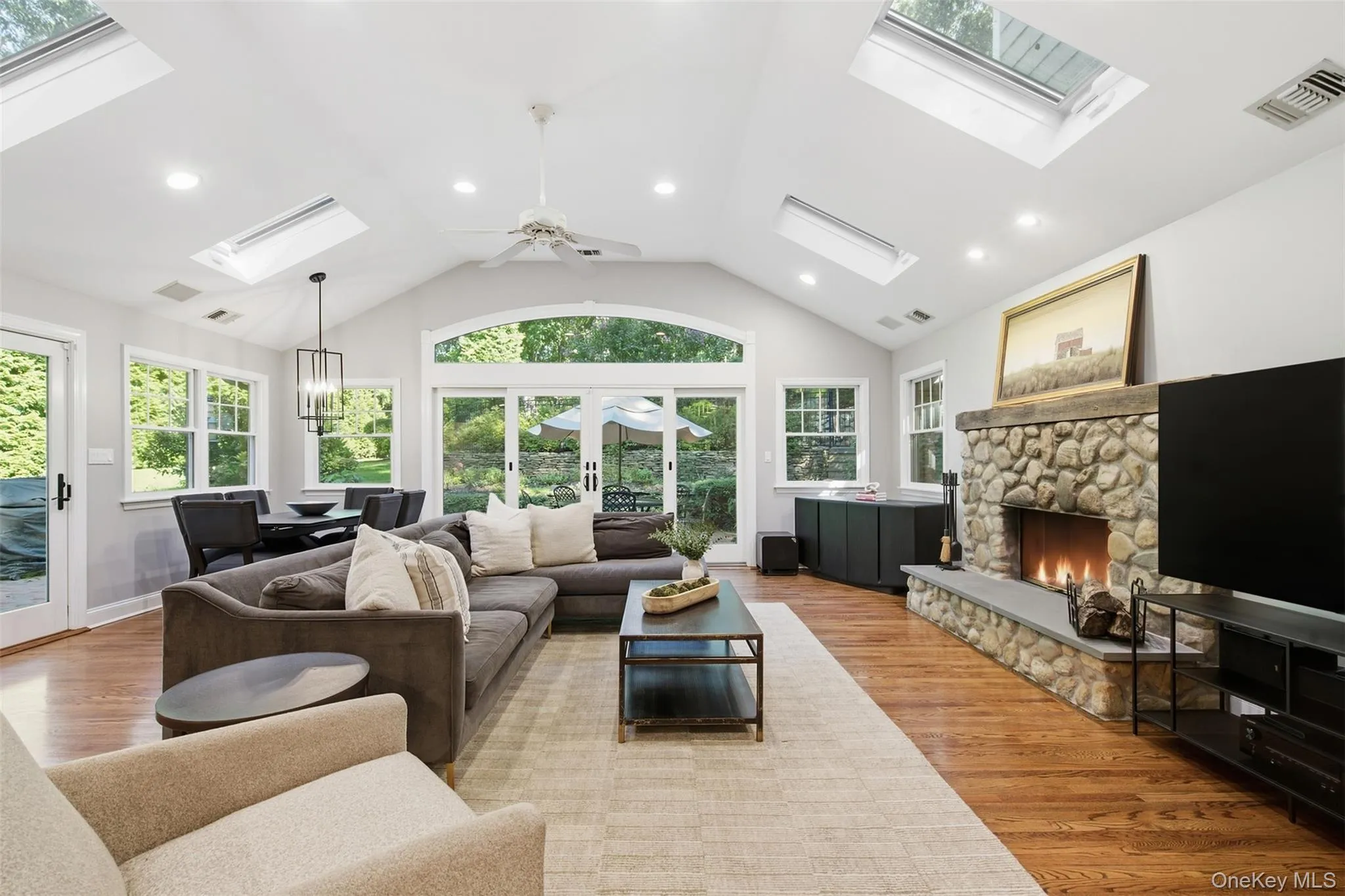 Living Room W/ Vaulted Ceilings Living Room W/ Vaulted Ceilings
