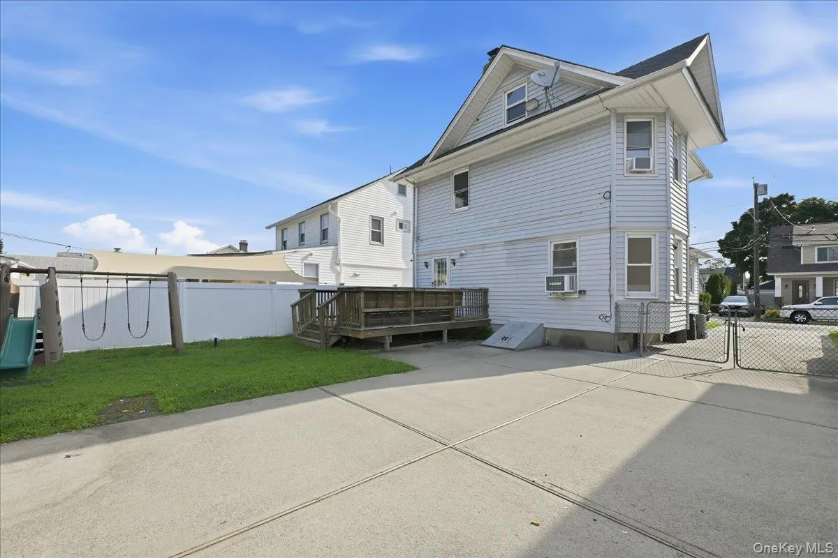 100 Spruce Street, Hempstead, NY, 4 Bedrooms Bedrooms, 7 Rooms Rooms,3 BathroomsBathrooms,Residential,For Rent,Spruce,0,1039713 100 Spruce Street, Hempstead, NY, 4 Bedrooms Bedrooms, 7 Rooms Rooms,3 BathroomsBathrooms,Residential,For Rent,Spruce,0,1039713