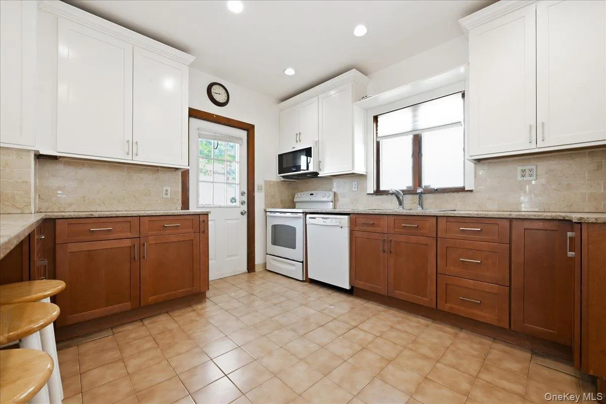 100 Spruce Street, Hempstead, NY, 4 Bedrooms Bedrooms, 7 Rooms Rooms,3 BathroomsBathrooms,Residential,For Rent,Spruce,0,1039713 100 Spruce Street, Hempstead, NY, 4 Bedrooms Bedrooms, 7 Rooms Rooms,3 BathroomsBathrooms,Residential,For Rent,Spruce,0,1039713