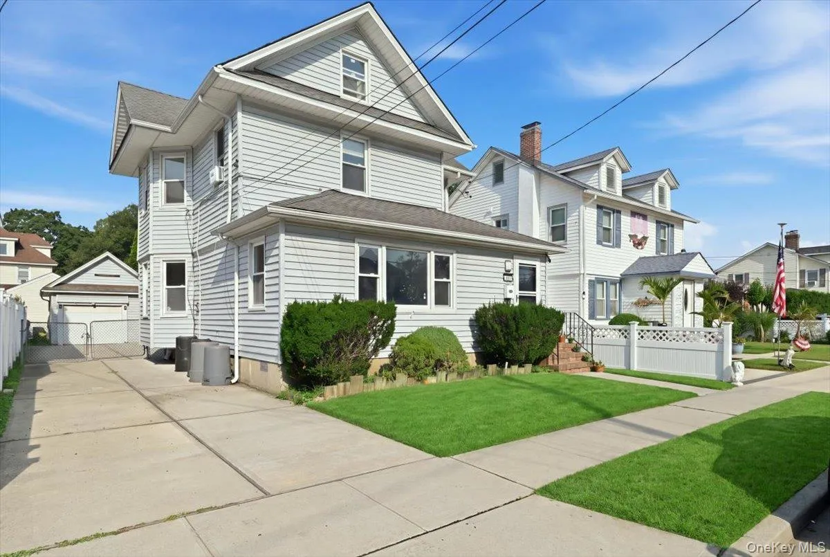 100 Spruce Street, Hempstead, NY, 4 Bedrooms Bedrooms, 7 Rooms Rooms,3 BathroomsBathrooms,Residential,For Rent,Spruce,0,1039713 100 Spruce Street, Hempstead, NY, 4 Bedrooms Bedrooms, 7 Rooms Rooms,3 BathroomsBathrooms,Residential,For Rent,Spruce,0,1039713