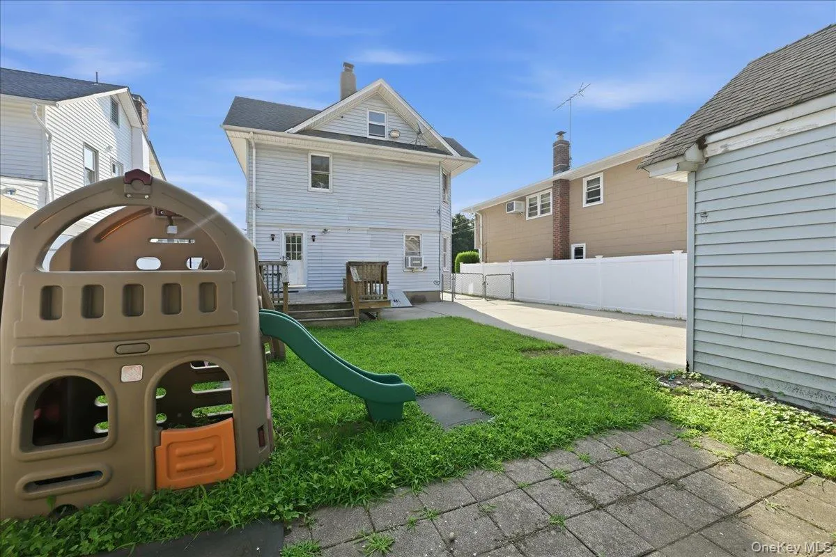 100 Spruce Street, Hempstead, NY, 4 Bedrooms Bedrooms, 7 Rooms Rooms,3 BathroomsBathrooms,Residential,For Rent,Spruce,0,1039713 100 Spruce Street, Hempstead, NY, 4 Bedrooms Bedrooms, 7 Rooms Rooms,3 BathroomsBathrooms,Residential,For Rent,Spruce,0,1039713