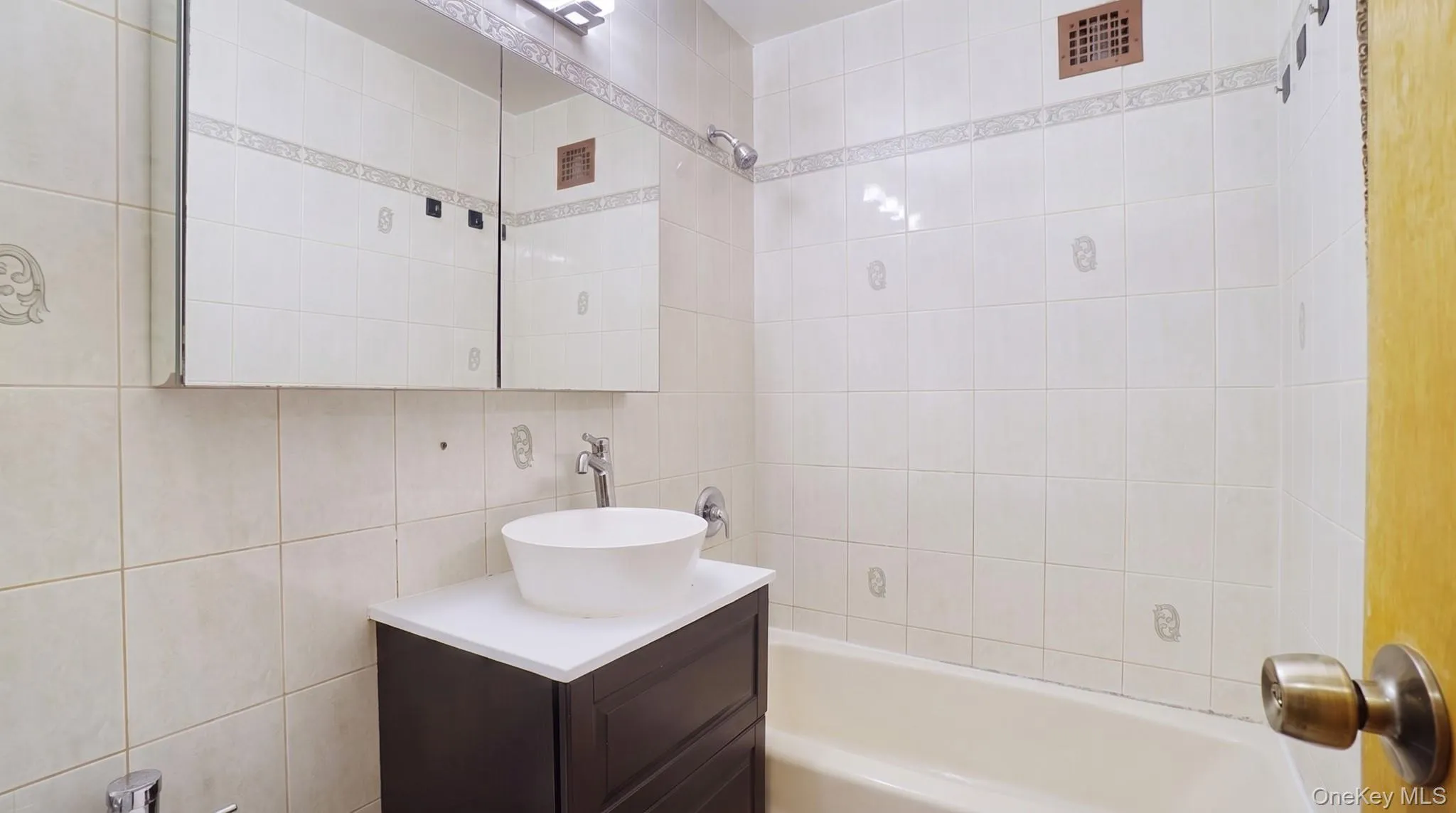 8429 153rd Avenue, New York, NY, 1 Bedroom Bedrooms, 5 Rooms Rooms,1 BathroomBathrooms,Residential,For Rent,153rd,0,1039729 8429 153rd Avenue, New York, NY, 1 Bedroom Bedrooms, 5 Rooms Rooms,1 BathroomBathrooms,Residential,For Rent,153rd,0,1039729