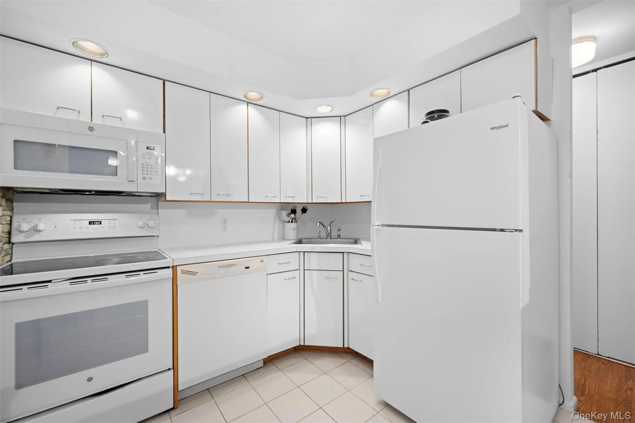 141 Great Neck Road, North Hempstead, NY, 2 Bedrooms Bedrooms, 4 Rooms Rooms,1 BathroomBathrooms,Residential Lease,For Rent,Great Neck,0,1039741 141 Great Neck Road, North Hempstead, NY, 2 Bedrooms Bedrooms, 4 Rooms Rooms,1 BathroomBathrooms,Residential Lease,For Rent,Great Neck,0,1039741