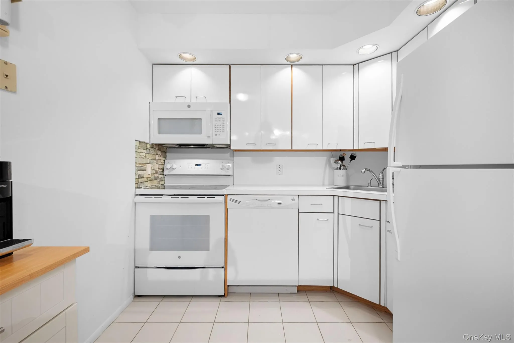 141 Great Neck Road, North Hempstead, NY, 2 Bedrooms Bedrooms, 4 Rooms Rooms,1 BathroomBathrooms,Residential Lease,For Rent,Great Neck,0,1039741 141 Great Neck Road, North Hempstead, NY, 2 Bedrooms Bedrooms, 4 Rooms Rooms,1 BathroomBathrooms,Residential Lease,For Rent,Great Neck,0,1039741