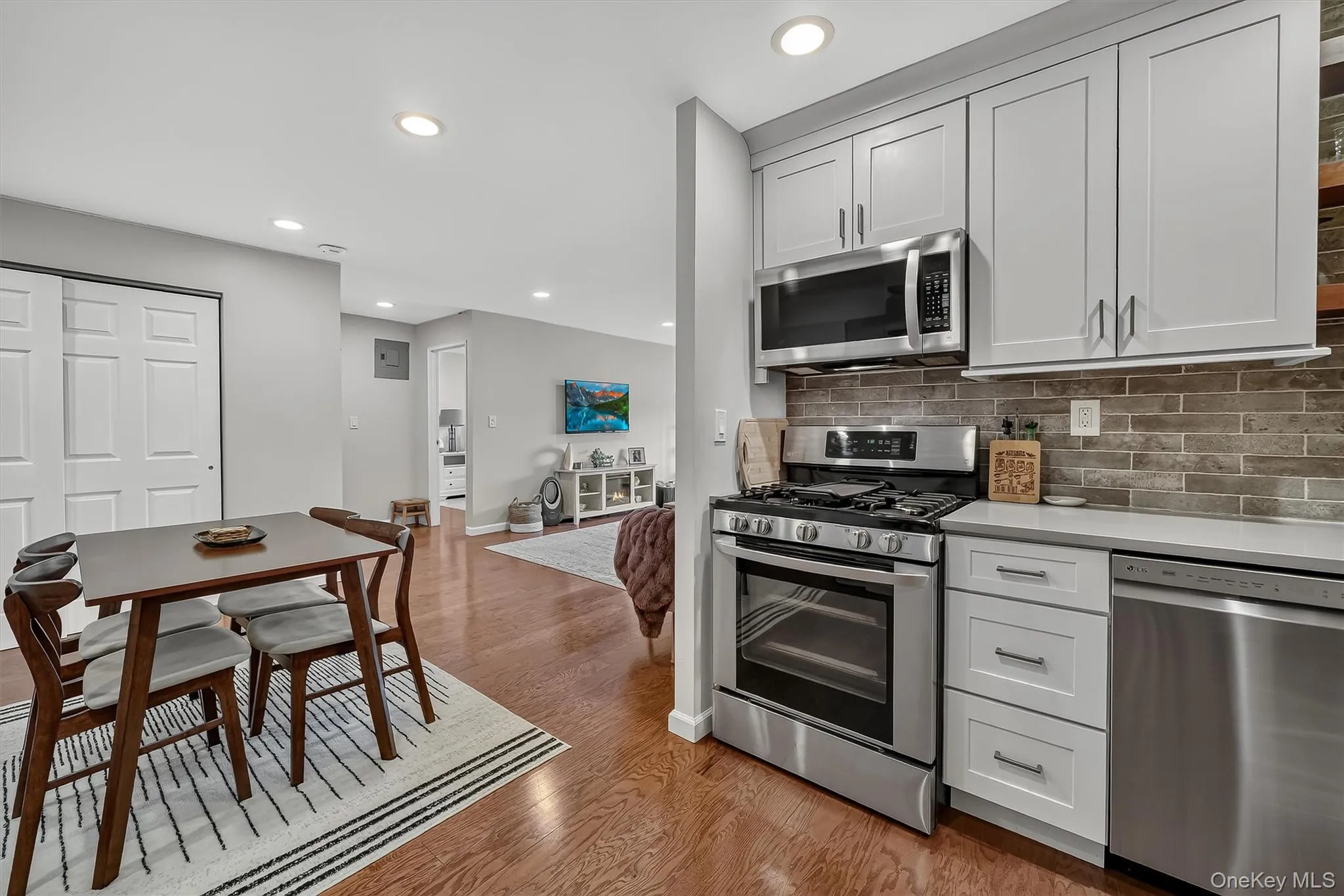 25 Franklin Avenue, White Plains, NY, 1 Bedroom Bedrooms, 3 Rooms Rooms,1 BathroomBathrooms,Residential,For Rent,Franklin,0,1039751 25 Franklin Avenue, White Plains, NY, 1 Bedroom Bedrooms, 3 Rooms Rooms,1 BathroomBathrooms,Residential,For Rent,Franklin,0,1039751
