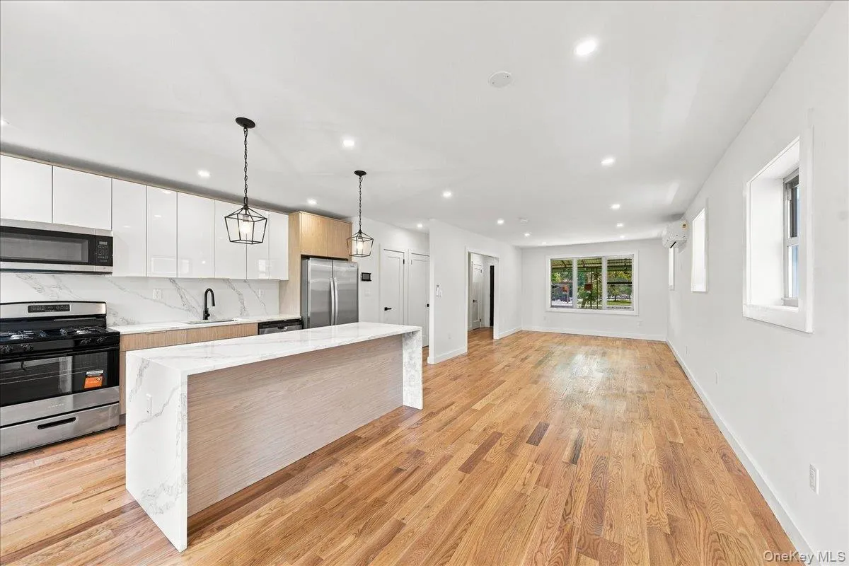 Full open view formal dining area, kitchen and living room! Full open view formal dining area, kitchen and living room!