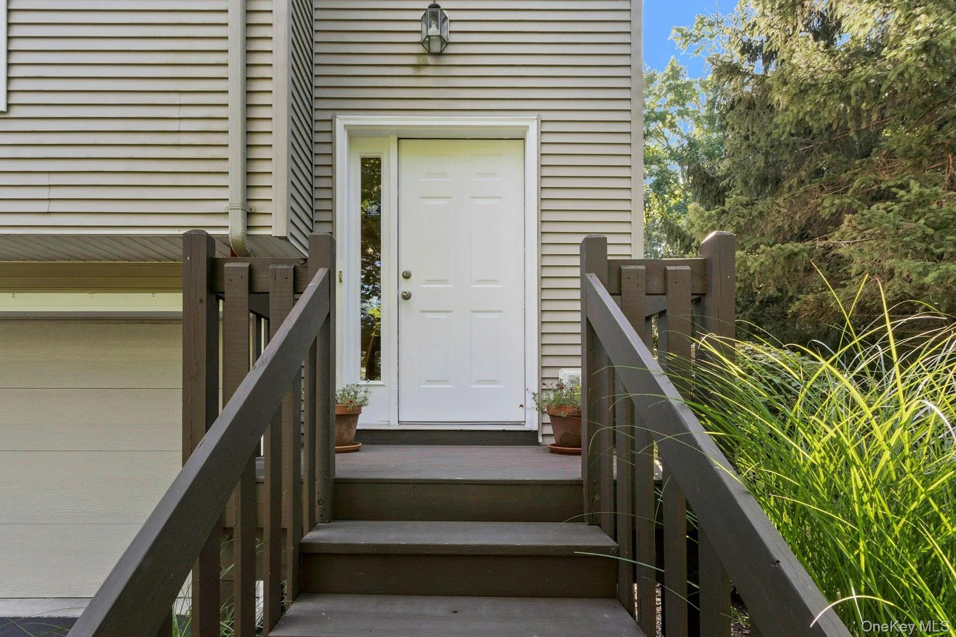 Curb Appeal!! End Unit!! Curb Appeal!! End Unit!!