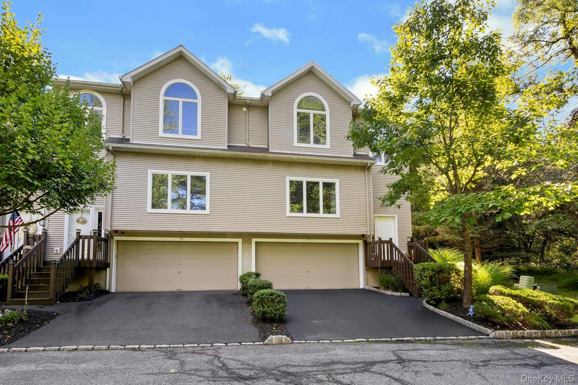 Curb Appeal!! End Unit!! Curb Appeal!! End Unit!!