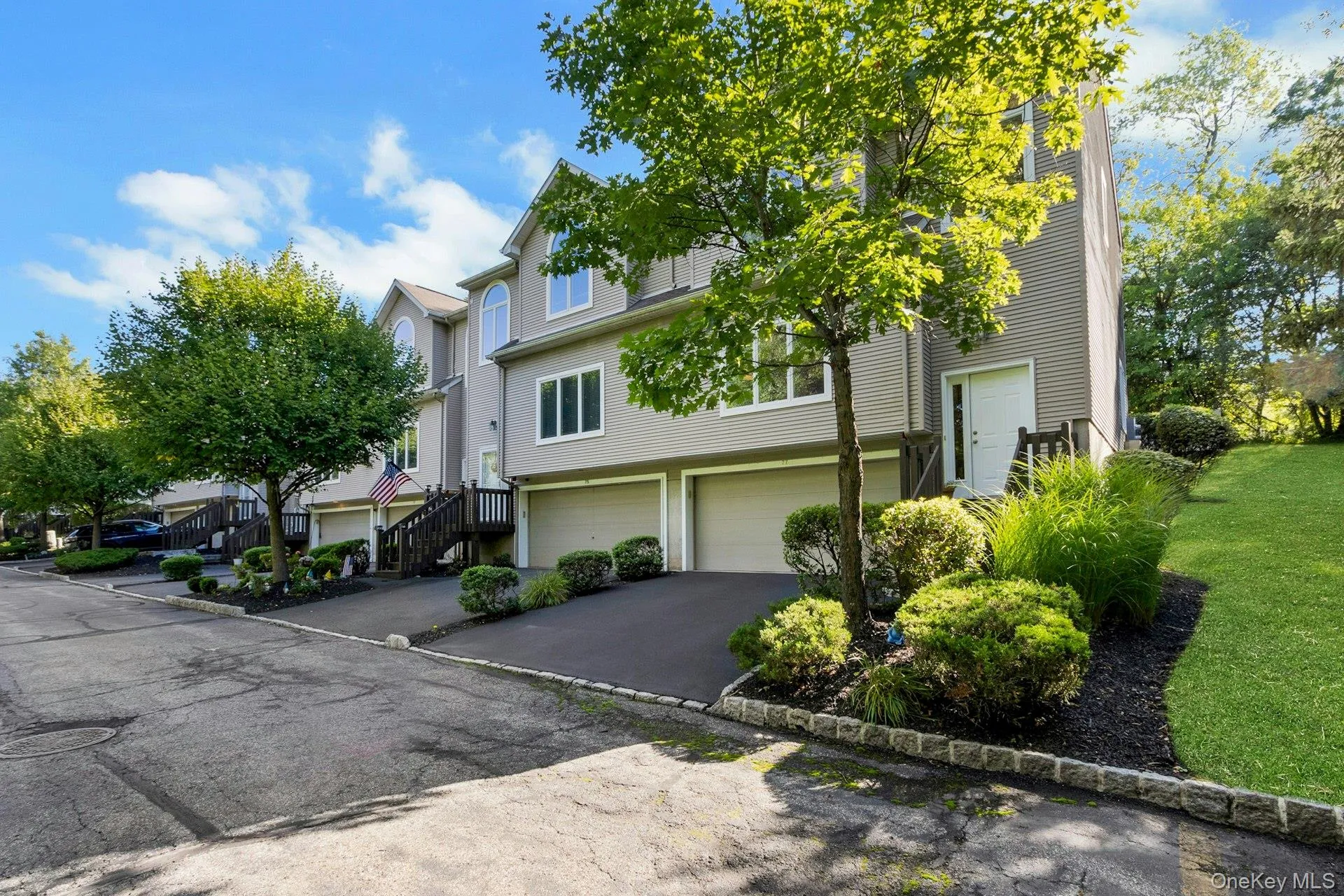 Curb Appeal!! End Unit!! Curb Appeal!! End Unit!!