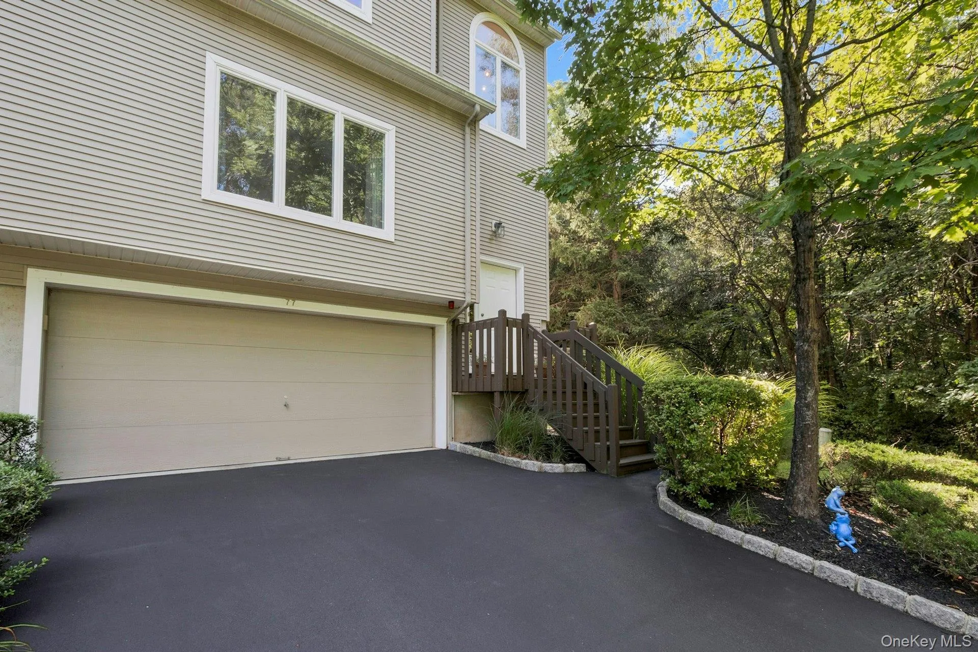 Curb Appeal!! End Unit!! Curb Appeal!! End Unit!!