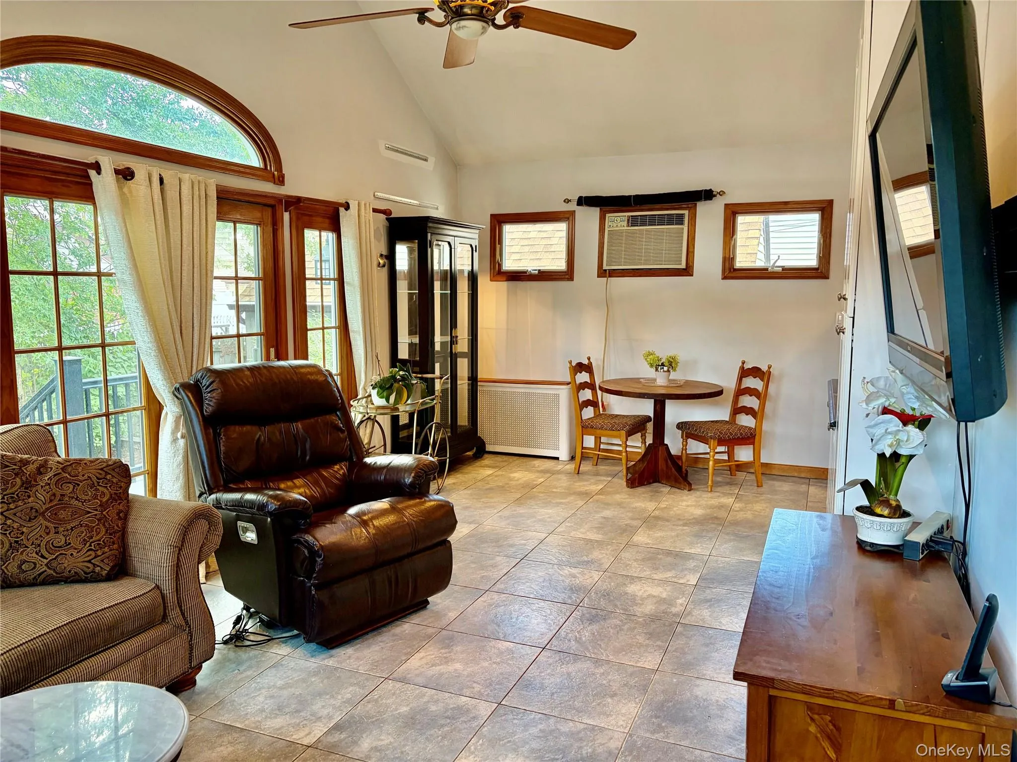 Family Room/Dining Area Family Room/Dining Area