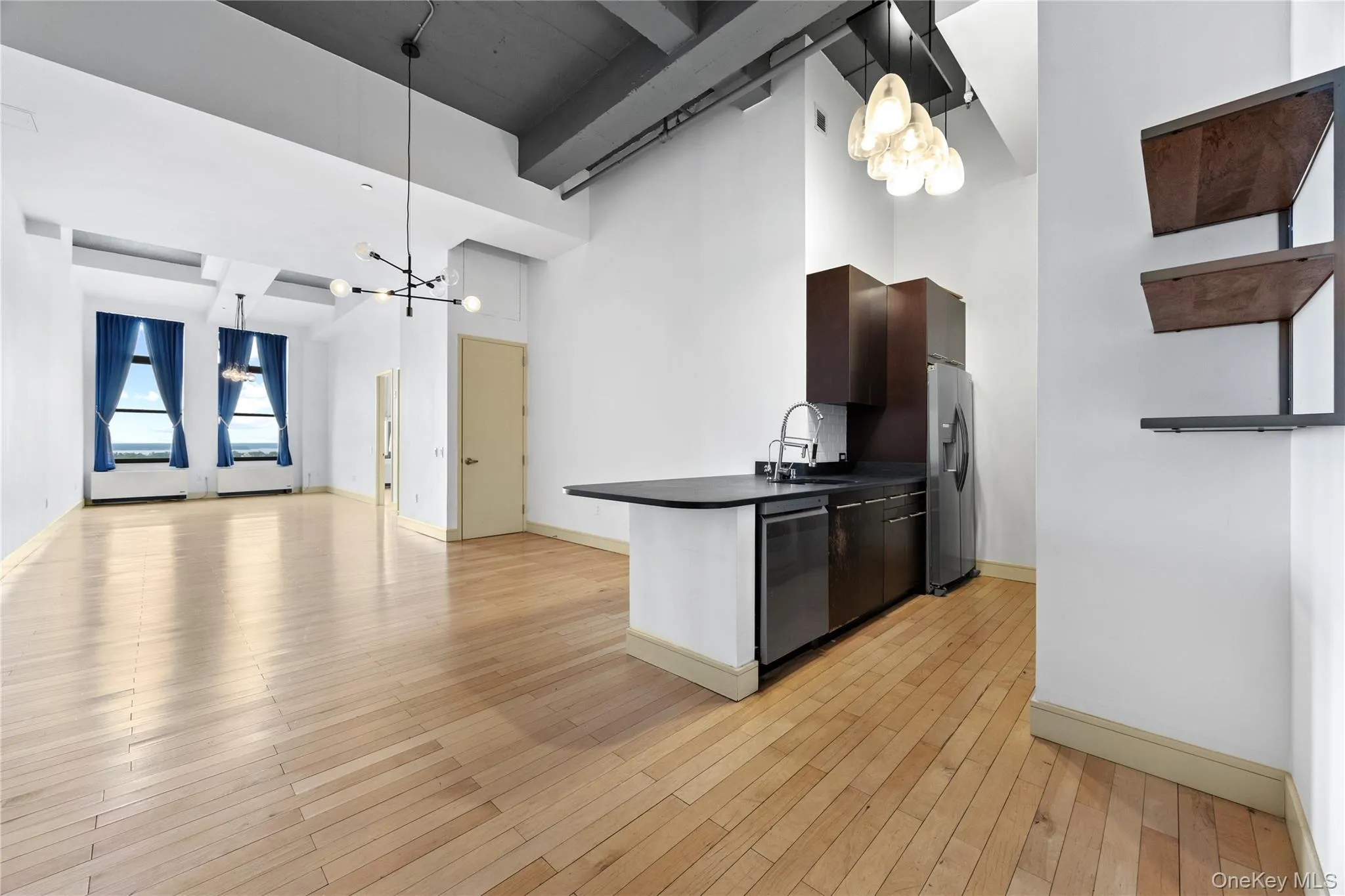 Kitchen to the right, dining area and living room. Kitchen to the right, dining area and living room.