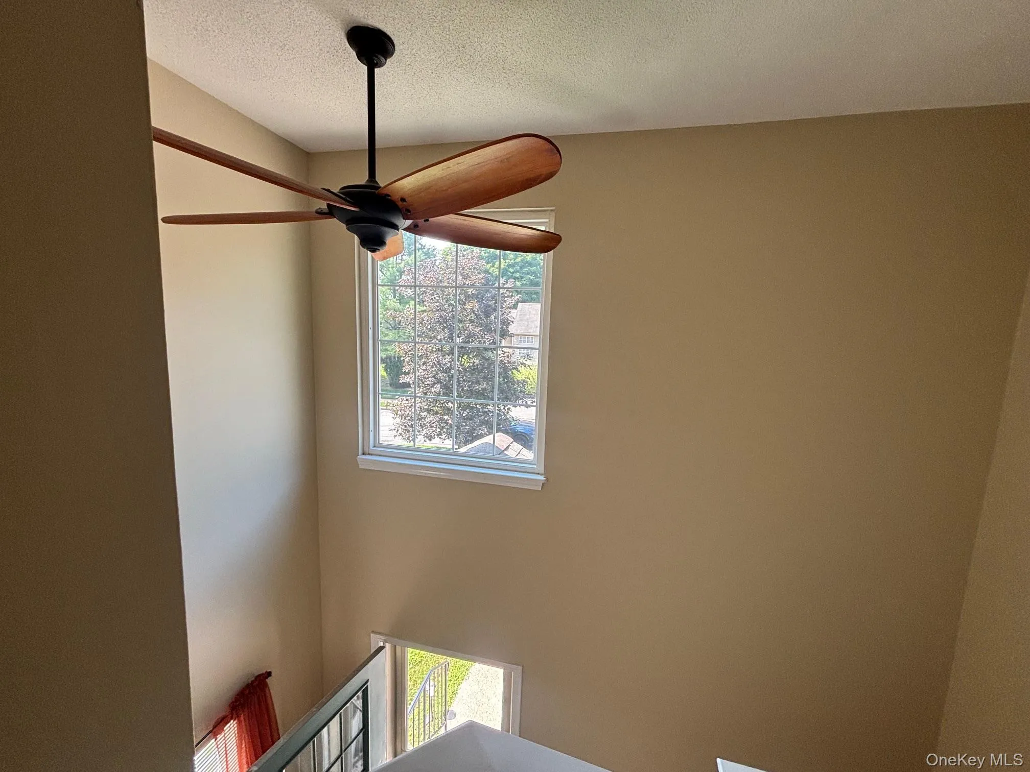 Beautiful 2 story foyer. Beautiful 2 story foyer.
