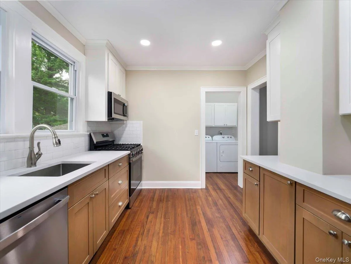 121 Clinton Avenue, Orangetown, NY, 3 Bedrooms Bedrooms, 11 Rooms Rooms,1 BathroomBathrooms,Residential Lease,For Rent,Clinton,0,1039901 121 Clinton Avenue, Orangetown, NY, 3 Bedrooms Bedrooms, 11 Rooms Rooms,1 BathroomBathrooms,Residential Lease,For Rent,Clinton,0,1039901