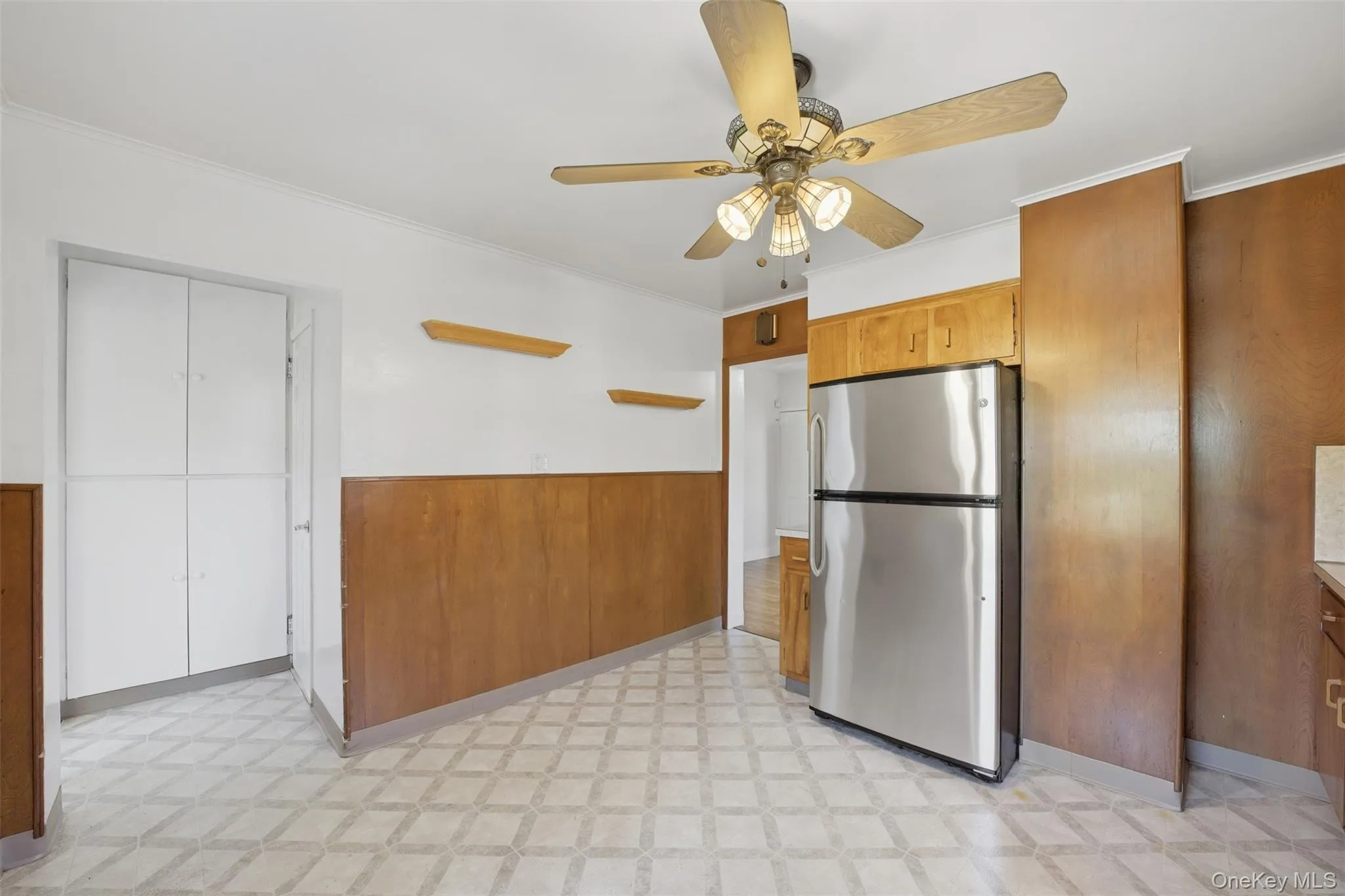 Large eat in kitchen Large eat in kitchen
