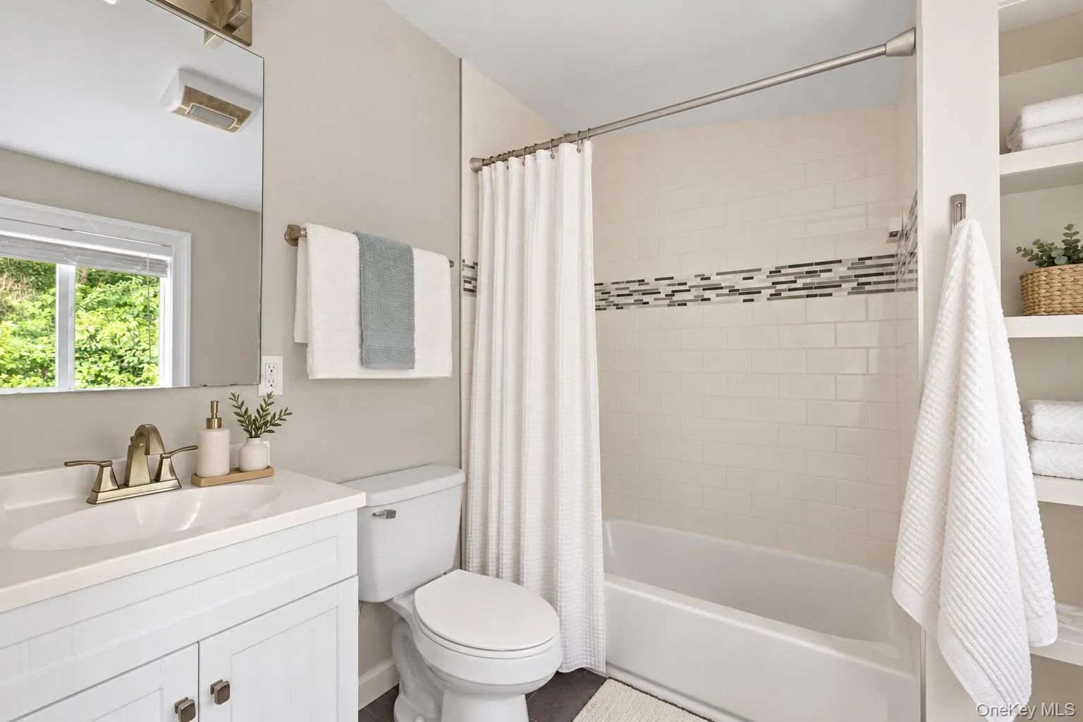 44 Chestnut Avenue, Brookhaven, NY, 3 Bedrooms Bedrooms, 7 Rooms Rooms,3 BathroomsBathrooms,Residential Lease,For Rent,Chestnut,0,1039920 44 Chestnut Avenue, Brookhaven, NY, 3 Bedrooms Bedrooms, 7 Rooms Rooms,3 BathroomsBathrooms,Residential Lease,For Rent,Chestnut,0,1039920