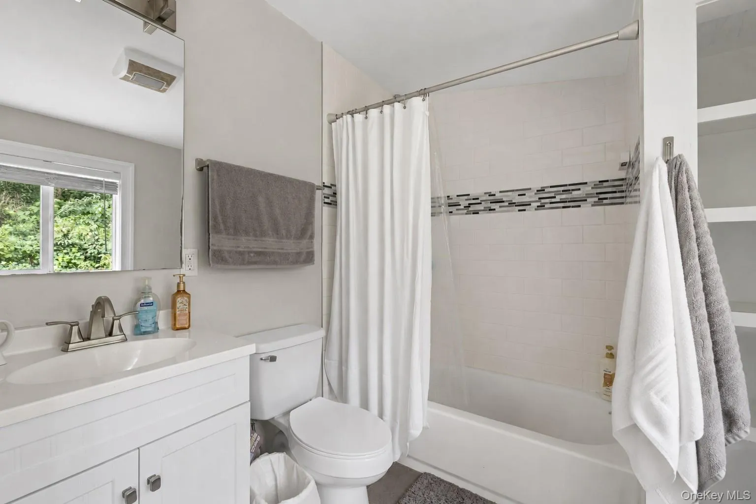 Bathroom 2 - with tub - Main Level Bathroom 2 - with tub - Main Level
