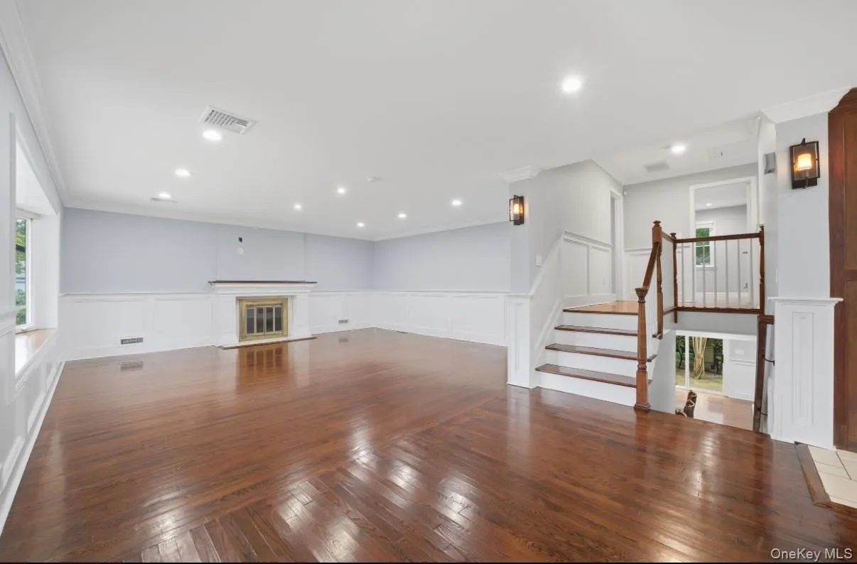 Beautifully appointment open living space with gleaming hardwood floors. Beautifully appointment open living space with gleaming hardwood floors.