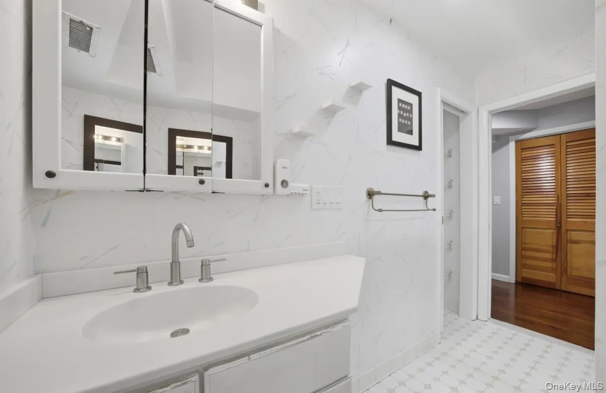 87 Woodlawn Avenue, New Rochelle, NY, 4 Bedrooms Bedrooms, 8 Rooms Rooms,3 BathroomsBathrooms,Residential Lease,For Rent,Woodlawn,0,1039945 87 Woodlawn Avenue, New Rochelle, NY, 4 Bedrooms Bedrooms, 8 Rooms Rooms,3 BathroomsBathrooms,Residential Lease,For Rent,Woodlawn,0,1039945