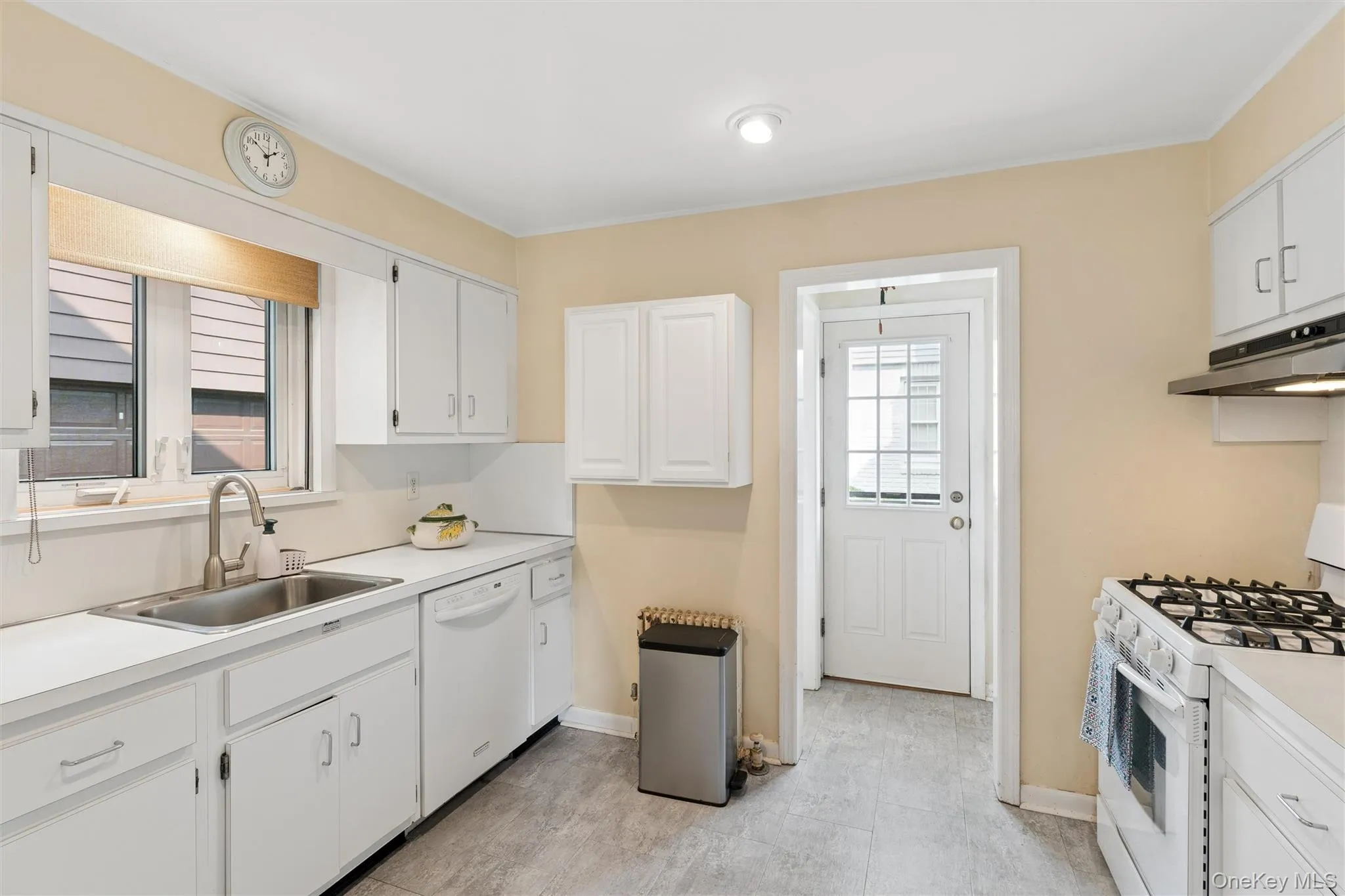 23 Wisteria Avenue, North Hempstead, NY, 3 Bedrooms Bedrooms, 7 Rooms Rooms,1 BathroomBathrooms,Residential,For Rent,Wisteria,0,1039946 23 Wisteria Avenue, North Hempstead, NY, 3 Bedrooms Bedrooms, 7 Rooms Rooms,1 BathroomBathrooms,Residential,For Rent,Wisteria,0,1039946