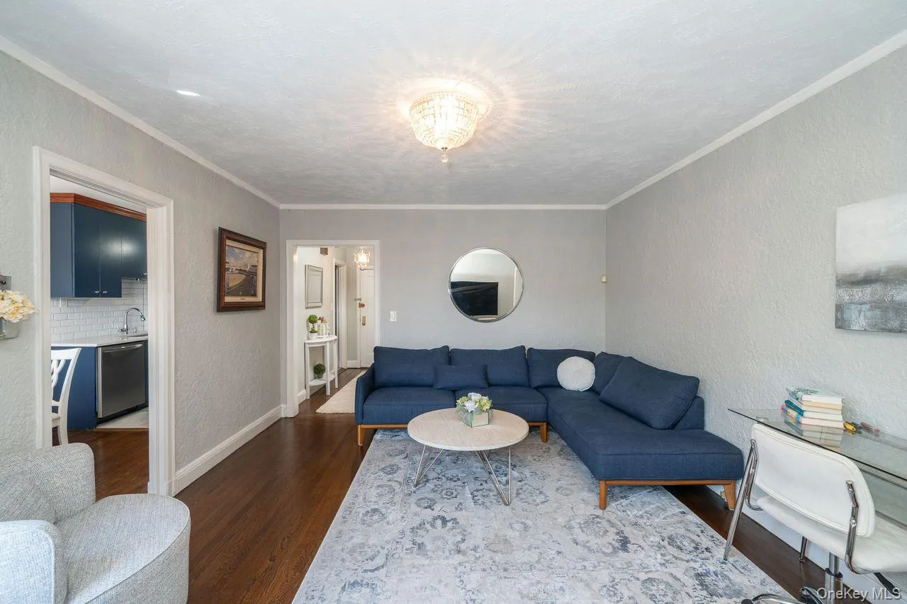Spacious living room, fabulous for entertaining Spacious living room, fabulous for entertaining