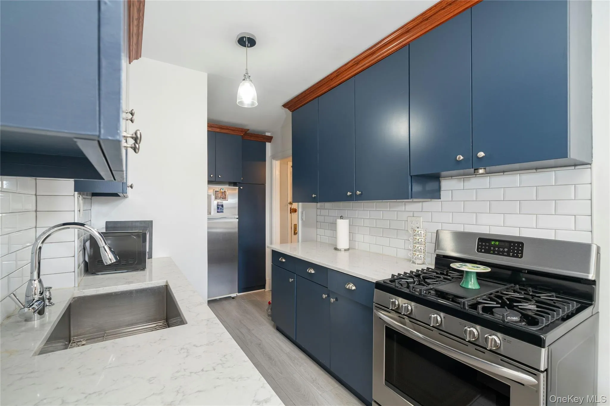 Stainless Steele Appliances and Quartz Counters Stainless Steele Appliances and Quartz Counters
